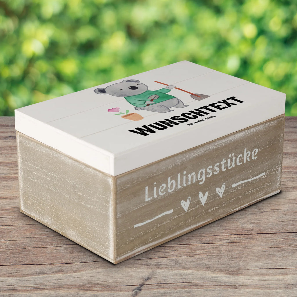 Personalisierte Holzkiste Garten- und Landschaftsbauerin mit Herz Erinnerungskiste Personalisiert, Schatulle Personalisiert, Kiste mit Namen, Kiste Personalisiert, Truhe Personalisiert, Schatzkiste Personalisiert, mit Namen, Dekokiste Personalisiert, Holzkiste Personalisiert, Aufbewahrungsbox Personalisiert, Schatulle mit Namen, Aufbewahrungsbox mit Namen, Erinnerungsbox mit Namen, Geschenkbox Personalisiert, Truhe mit Namen, Dekokiste mit Namen, Erinnerungsbox Personalisiert, Schatzkiste mit Namen, GEschenkdose Personalisiert, Holzkiste mit Namen, Beruf, Firma, Schenken, Mitarbeiter, Arbeitskollege, Danke, Kollegin, Geschenk, Kollege, Rente, Jubiläum, Abschied, Dankeschön, Ausbildung, Gartenplaner, Gartenbau, Gärtnerei, Hobbygärtnerin, Garten- und Landschaftsbauerin, Gärtnerin