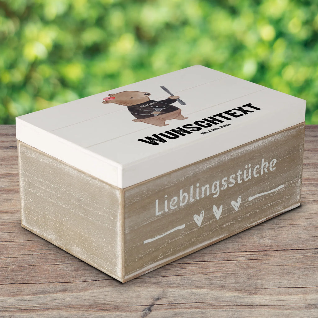 Personalisierte Holzkiste Security Mitarbeiterin mit Herz Schatulle Personalisiert, Truhe Personalisiert, Erinnerungsbox mit Namen, mit Namen, Geschenkbox Personalisiert, Dekokiste mit Namen, Aufbewahrungsbox Personalisiert, Truhe mit Namen, GEschenkdose Personalisiert, Dekokiste Personalisiert, Holzkiste Personalisiert, Schatulle mit Namen, Schatzkiste Personalisiert, Kiste Personalisiert, Erinnerungsbox Personalisiert, Kiste mit Namen, Aufbewahrungsbox mit Namen, Holzkiste mit Namen, Schatzkiste mit Namen, Erinnerungskiste Personalisiert, Beruf, Firma, Schenken, Mitarbeiter, Arbeitskollege, Danke, Kollegin, Geschenk, Kollege, Rente, Jubiläum, Abschied, Dankeschön, Ausbildung
