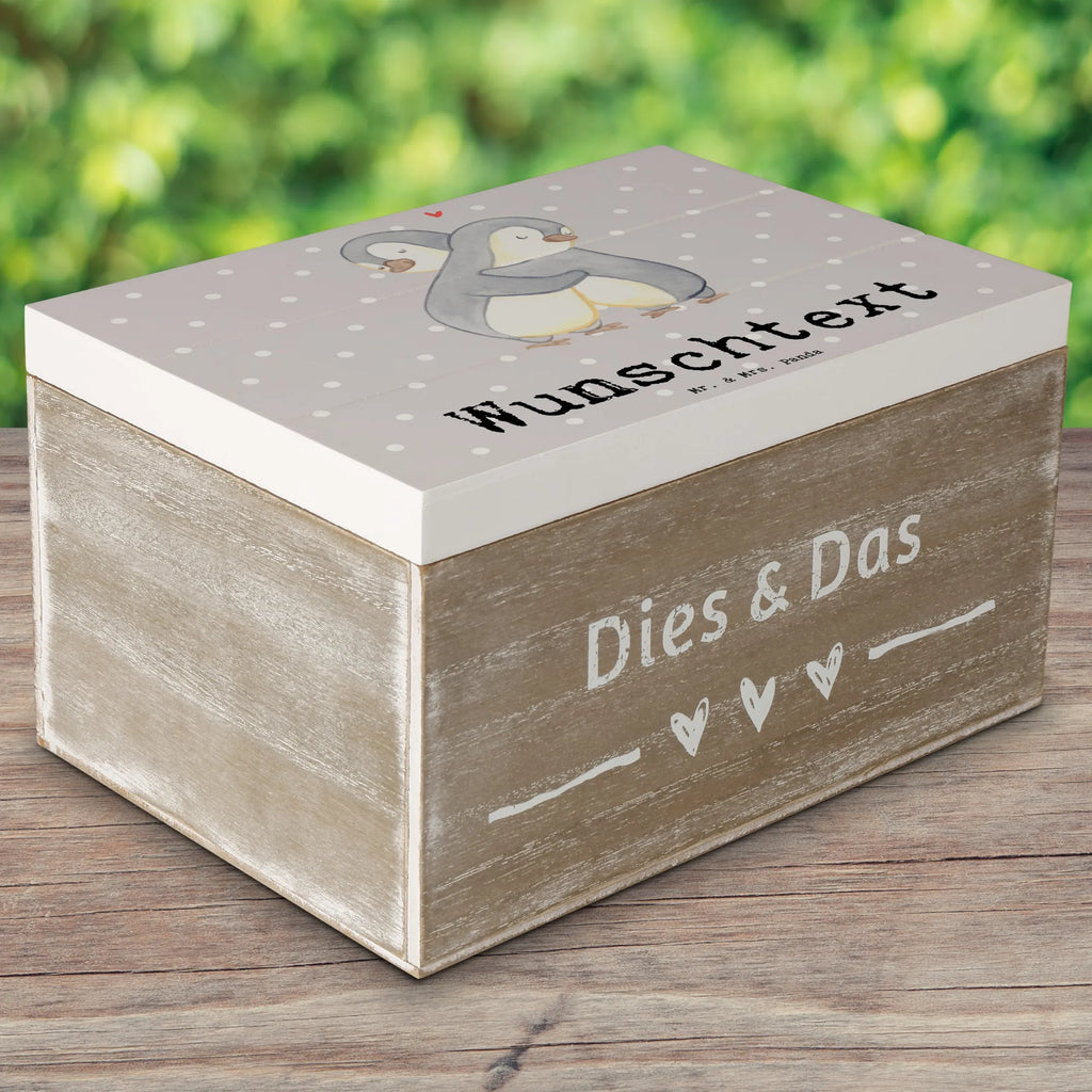 Personalizowane drewniane pudełko pingwin Najlepszy związek na świecie Truhe mit Namen, Geschenkbox personalisiert, Erinnerungsbox mit Namen, Kiste mit Namen, Truhe Personalisiert, Holzkiste mit Namen, Schatulle Personalisiert, mit Namen, Schatulle mit Namen, Kiste Personalisiert, GEschenkdose personalisiert, Erinnerungskiste Personalisiert, Dekokiste Personalisiert, Erinnerungskiste, Dekokiste mit Namen, Aufbewahrungsbox Personalisiert, Erinnerungsbox Personalisiert, Schatzkiste mit Namen, Aufbewahrungsbox mit Namen, Schatzkiste Personalisiert, Holzkiste Personalisiert, für, Dankeschön, Geschenk, Schenken, Geburtstag, Geburtstagsgeschenk, Geschenkidee, Danke, Bedanken, Mitbringsel, Freude machen, Geschenktipp, Verlieb, Zusammen sein, Beziehung, Liebesgeschenk, Liebe, Miteinander gehen