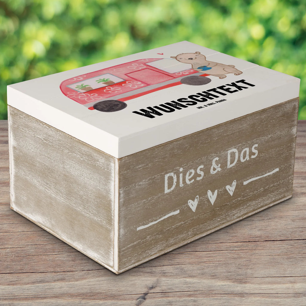 Personalised wooden chest bear camper mit Namen, Geschenkbox Personalisiert, Truhe mit Namen, Schatulle mit Namen, Dekokiste mit Namen, Holzkiste Personalisiert, Erinnerungsbox Personalisiert, Dekokiste Personalisiert, Aufbewahrungsbox Personalisiert, Schatzkiste mit Namen, Erinnerungskiste Personalisiert, Erinnerungsbox mit Namen, Kiste Personalisiert, Schatulle Personalisiert, Truhe Personalisiert, Holzkiste mit Namen, Schatzkiste Personalisiert, GEschenkdose Personalisiert, Aufbewahrungsbox mit Namen, Kiste mit Namen, Geschenk, Schenken, Sport, Sportart, Hobby, Danke, Dankeschön, Auszeichnung, Gewinn, Sportler, Roadtrip, Campingplatz, Zelten, Campen, Wohnmobil, Camper, Urlaub