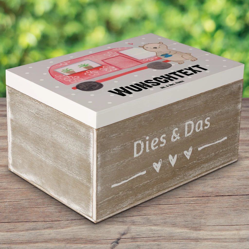 Personalised wooden chest bear camper mit Namen, Geschenkbox Personalisiert, Truhe mit Namen, Schatulle mit Namen, Dekokiste mit Namen, Holzkiste Personalisiert, Erinnerungsbox Personalisiert, Dekokiste Personalisiert, Aufbewahrungsbox Personalisiert, Schatzkiste mit Namen, Erinnerungskiste Personalisiert, Erinnerungsbox mit Namen, Kiste Personalisiert, Schatulle Personalisiert, Truhe Personalisiert, Holzkiste mit Namen, Schatzkiste Personalisiert, GEschenkdose Personalisiert, Aufbewahrungsbox mit Namen, Kiste mit Namen, Geschenk, Schenken, Sport, Sportart, Hobby, Danke, Dankeschön, Auszeichnung, Gewinn, Sportler, Roadtrip, Campingplatz, Zelten, Campen, Wohnmobil, Camper, Urlaub