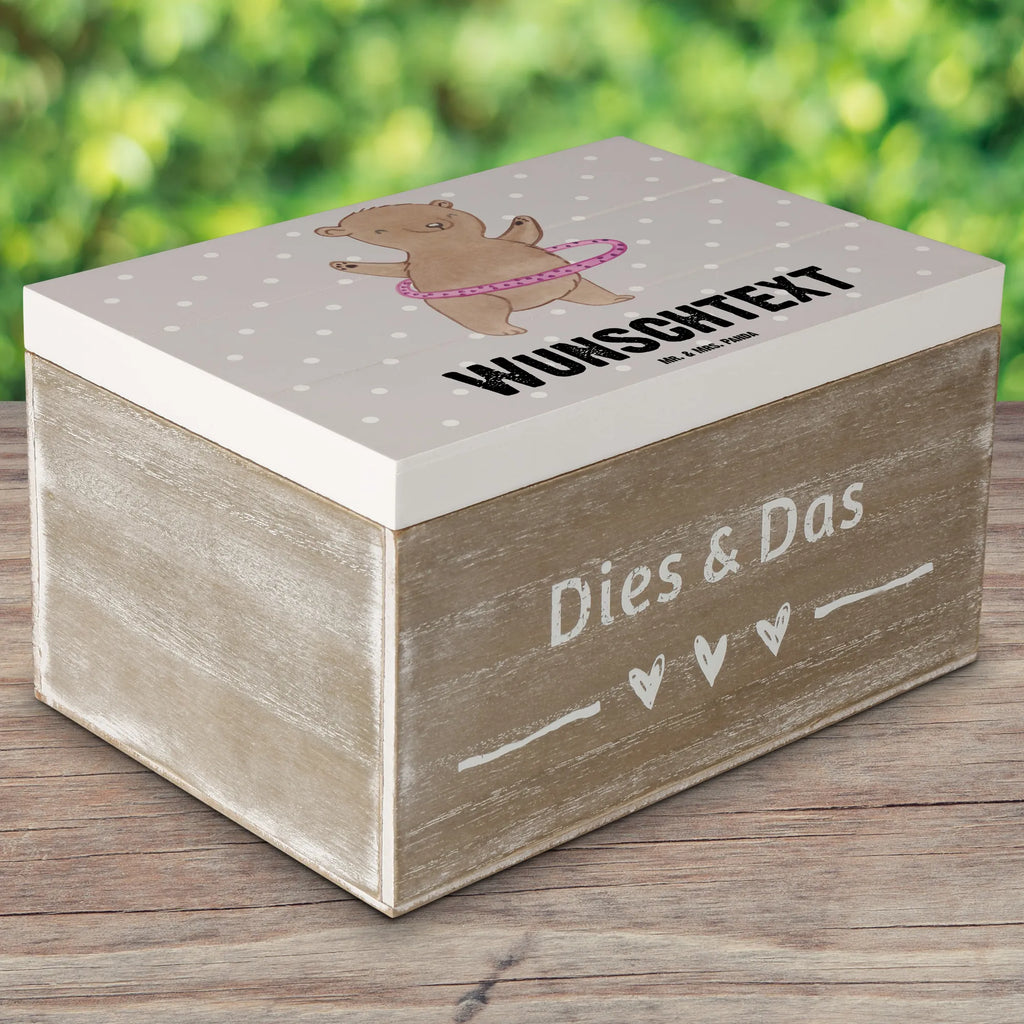Personalizowane drewniane pudełko niedźwiedź hula-hop Aufbewahrungsbox Personalisiert, Truhe Personalisiert, Geschenkbox Personalisiert, Holzkiste mit Namen, Holzkiste Personalisiert, GEschenkdose Personalisiert, Erinnerungsbox Personalisiert, mit Namen, Schatulle Personalisiert, Dekokiste mit Namen, Erinnerungskiste Personalisiert, Schatzkiste mit Namen, Kiste Personalisiert, Aufbewahrungsbox mit Namen, Kiste mit Namen, Schatzkiste Personalisiert, Dekokiste Personalisiert, Erinnerungsbox mit Namen, Schatulle mit Namen, Truhe mit Namen, Geschenk, Schenken, Sport, Sportart, Hobby, Danke, Dankeschön, Auszeichnung, Gewinn, Sportler, Fitness, Hula Hoop, Training