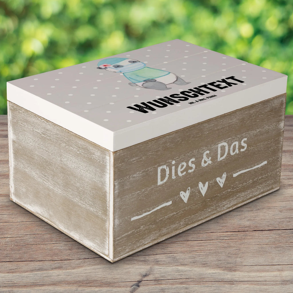 Personalizowane drewniane pudełko asystentka operacyjna serce Holzkiste mit Namen, Aufbewahrungsbox mit Namen, GEschenkdose personalisiert, Aufbewahrungsbox Personalisiert, Holzkiste Personalisiert, Kiste Personalisiert, Dekokiste mit Namen, mit Namen, Truhe mit Namen, Erinnerungsbox mit Namen, Schatzkiste mit Namen, Erinnerungskiste Personalisiert, Schatzkiste Personalisiert, Erinnerungsbox Personalisiert, Kiste mit Namen, Schatulle Personalisiert, Truhe Personalisiert, Geschenkbox personalisiert, Dekokiste Personalisiert, Schatulle mit Namen, Erinnerungskiste, Beruf, Ausbildung, Jubiläum, Abschied, Rente, Kollege, Kollegin, Geschenk, Schenken, Arbeitskollege, Mitarbeiter, Firma, Danke, Dankeschön, OP Assistentin, Operationsassistentin, Operationsassistenz, Operationstechnische Assistentin, OTA