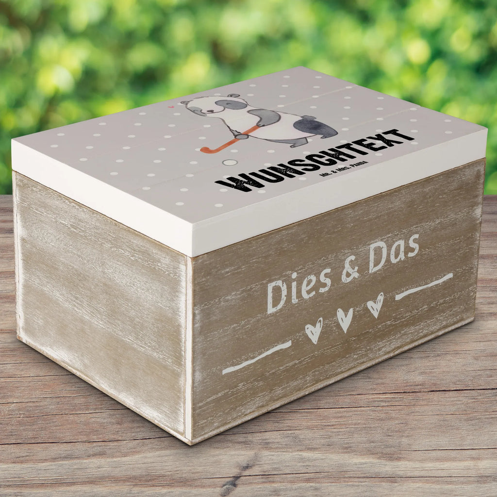 Personalizowane drewniane pudełko Panda grać w hokej Holzkiste mit Namen, Aufbewahrungsbox mit Namen, Aufbewahrungsbox Personalisiert, Schatzkiste mit Namen, Kiste Personalisiert, GEschenkdose Personalisiert, Schatulle mit Namen, Kiste mit Namen, Erinnerungsbox Personalisiert, Truhe mit Namen, Dekokiste mit Namen, Schatzkiste Personalisiert, Schatulle Personalisiert, Erinnerungsbox mit Namen, mit Namen, Truhe Personalisiert, Geschenkbox Personalisiert, Dekokiste Personalisiert, Erinnerungskiste Personalisiert, Holzkiste Personalisiert, Geschenk, Schenken, Sport, Sportart, Hobby, Danke, Dankeschön, Auszeichnung, Gewinn, Sportler, Feldhockey, Hockey spielen, Hockey Verein, Hockeyschläger