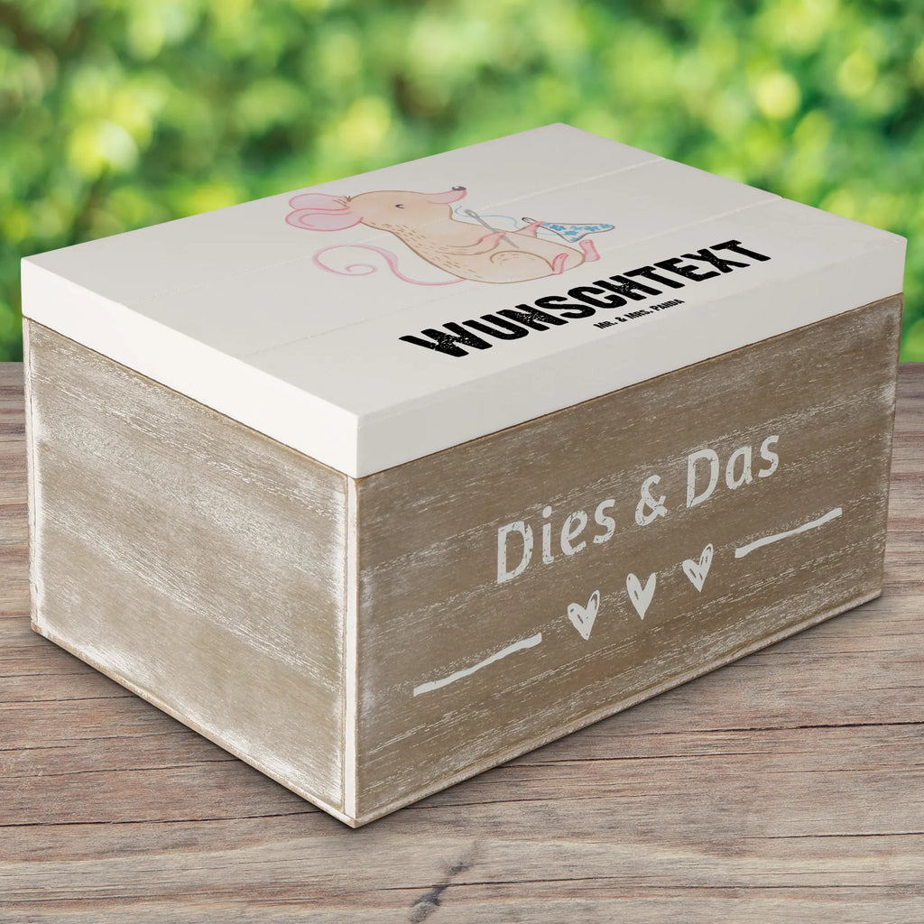 Personalised wooden chest Mouse Sew GEschenkdose personalisiert, Aufbewahrungsbox Personalisiert, Schatulle Personalisiert, Truhe Personalisiert, Kiste Personalisiert, Holzkiste mit Namen, Erinnerungsbox Personalisiert, Schatzkiste mit Namen, mit Namen, Kiste mit Namen, Schatulle mit Namen, Aufbewahrungsbox mit Namen, Dekokiste mit Namen, Dekokiste Personalisiert, Geschenkbox personalisiert, Holzkiste Personalisiert, Erinnerungsbox mit Namen, Erinnerungskiste, Erinnerungskiste Personalisiert, Schatzkiste Personalisiert, Truhe mit Namen, Geschenk, Sport, Sportart, Hobby, Schenken, Danke, Dankeschön, Auszeichnung, Gewinn, Sportler, kreatives Hobby, DIY, Nähmaschine, Nähkurs, Nähen