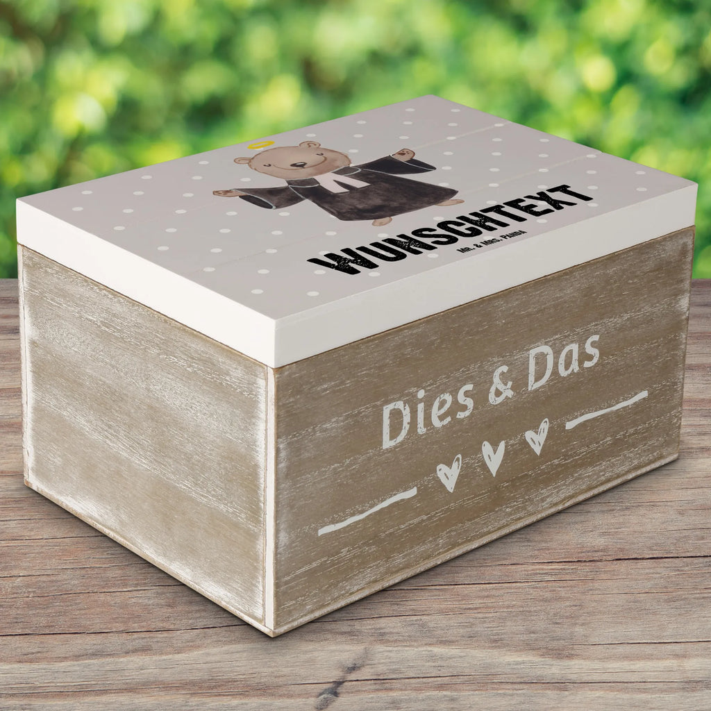 Personalisierte Holzkiste Pfarrer mit Herz Truhe mit Namen, Holzkiste Personalisiert, Erinnerungsbox mit Namen, Schatulle Personalisiert, Erinnerungsbox Personalisiert, Dekokiste mit Namen, Erinnerungskiste Personalisiert, Dekokiste Personalisiert, Aufbewahrungsbox Personalisiert, Kiste Personalisiert, Schatzkiste mit Namen, Holzkiste mit Namen, Schatulle mit Namen, GEschenkdose Personalisiert, Schatzkiste Personalisiert, Kiste mit Namen, Geschenkbox Personalisiert, mit Namen, Aufbewahrungsbox mit Namen, Truhe Personalisiert, Beruf, Firma, Schenken, Mitarbeiter, Arbeitskollege, Danke, Kollegin, Geschenk, Kollege, Rente, Jubiläum, Abschied, Dankeschön, Ausbildung, Prediger<br />Priester, Kirche, Theologe, Pastor, Diener Gottes<br />Geistlicher, Pfarrer
