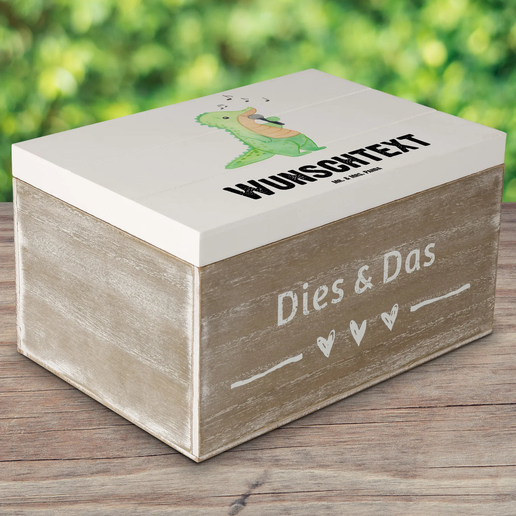 Personalisierte Holzkiste Krokodil Singen Holzkiste mit Namen, Erinnerungsbox Personalisiert, Schatzkiste Personalisiert, Kiste mit Namen, GEschenkdose Personalisiert, Schatulle Personalisiert, Schatzkiste mit Namen, Dekokiste mit Namen, Dekokiste Personalisiert, Erinnerungskiste Personalisiert, Aufbewahrungsbox Personalisiert, Aufbewahrungsbox mit Namen, Erinnerungsbox mit Namen, Truhe mit Namen, Schatulle mit Namen, Kiste Personalisiert, Truhe Personalisiert, mit Namen, Geschenkbox Personalisiert, Holzkiste Personalisiert, Geschenk, Schenken, Sport, Sportart, Hobby, Danke, Dankeschön, Auszeichnung, Gewinn, Sportler, Gesang, Live Auftritt, Band, Singen, Hobbysänger