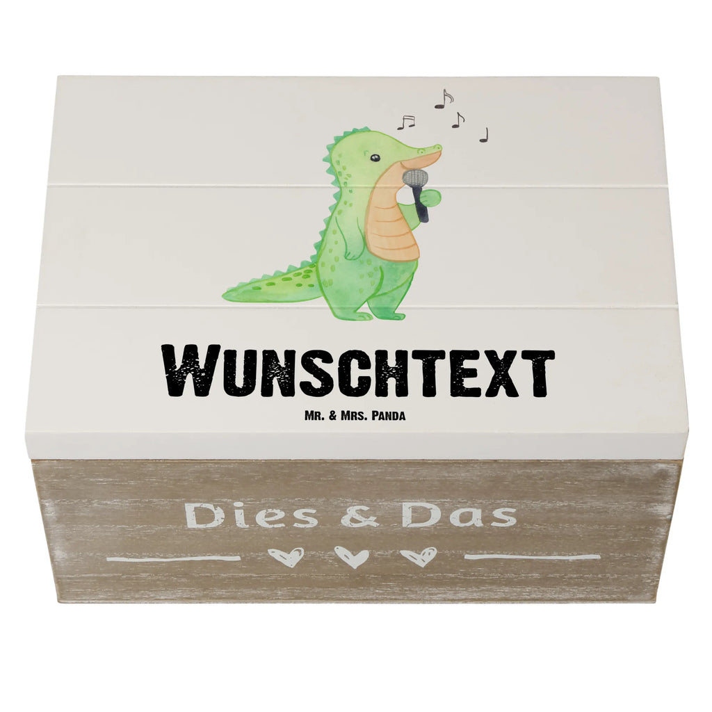 Personalisierte Holzkiste Krokodil Singen Holzkiste mit Namen, Erinnerungsbox Personalisiert, Schatzkiste Personalisiert, Kiste mit Namen, GEschenkdose Personalisiert, Schatulle Personalisiert, Schatzkiste mit Namen, Dekokiste mit Namen, Dekokiste Personalisiert, Erinnerungskiste Personalisiert, Aufbewahrungsbox Personalisiert, Aufbewahrungsbox mit Namen, Erinnerungsbox mit Namen, Truhe mit Namen, Schatulle mit Namen, Kiste Personalisiert, Truhe Personalisiert, mit Namen, Geschenkbox Personalisiert, Holzkiste Personalisiert, Geschenk, Schenken, Sport, Sportart, Hobby, Danke, Dankeschön, Auszeichnung, Gewinn, Sportler, Gesang, Live Auftritt, Band, Singen, Hobbysänger