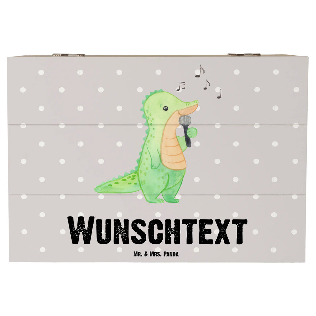 Personalisierte Holzkiste Krokodil Singen Holzkiste mit Namen, Erinnerungsbox Personalisiert, Schatzkiste Personalisiert, Kiste mit Namen, GEschenkdose Personalisiert, Schatulle Personalisiert, Schatzkiste mit Namen, Dekokiste mit Namen, Dekokiste Personalisiert, Erinnerungskiste Personalisiert, Aufbewahrungsbox Personalisiert, Aufbewahrungsbox mit Namen, Erinnerungsbox mit Namen, Truhe mit Namen, Schatulle mit Namen, Kiste Personalisiert, Truhe Personalisiert, mit Namen, Geschenkbox Personalisiert, Holzkiste Personalisiert, Geschenk, Schenken, Sport, Sportart, Hobby, Danke, Dankeschön, Auszeichnung, Gewinn, Sportler, Gesang, Live Auftritt, Band, Singen, Hobbysänger