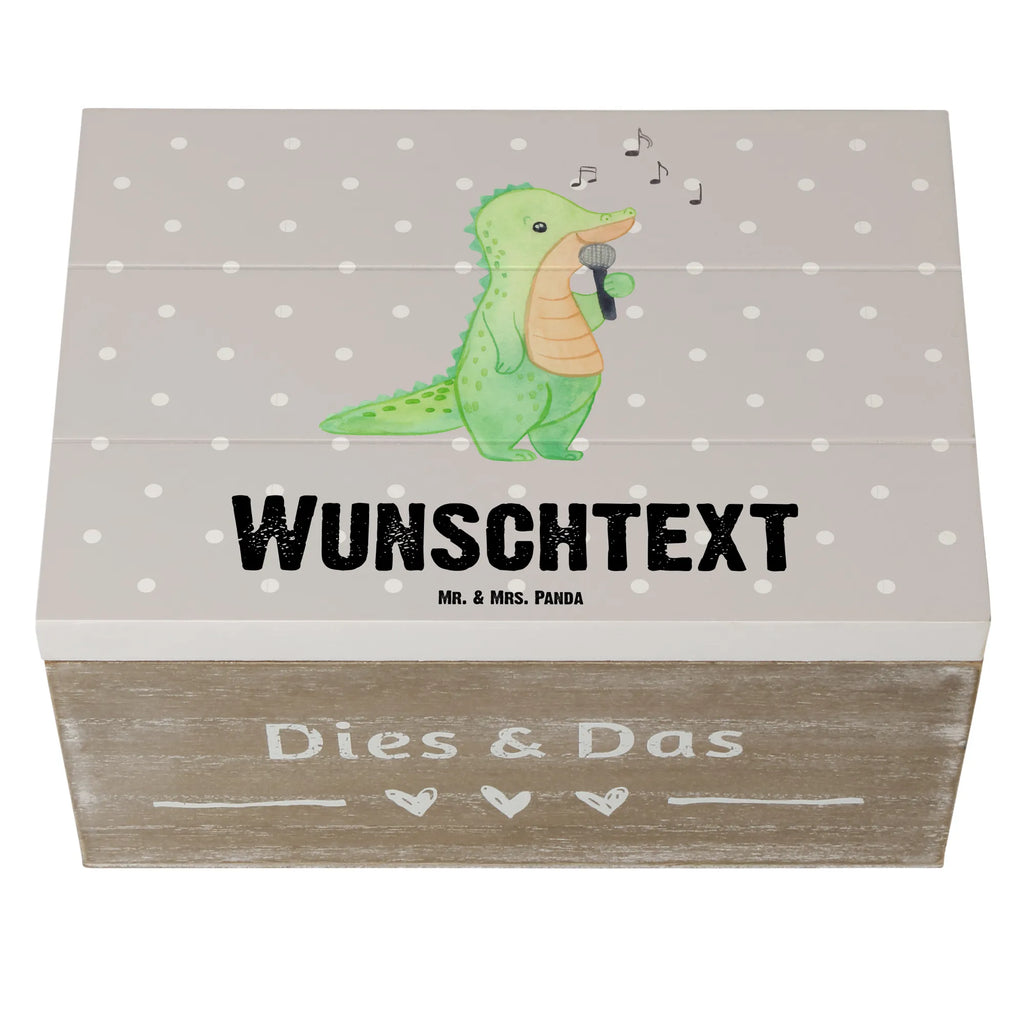 Personalisierte Holzkiste Krokodil Singen Holzkiste mit Namen, Erinnerungsbox Personalisiert, Schatzkiste Personalisiert, Kiste mit Namen, GEschenkdose Personalisiert, Schatulle Personalisiert, Schatzkiste mit Namen, Dekokiste mit Namen, Dekokiste Personalisiert, Erinnerungskiste Personalisiert, Aufbewahrungsbox Personalisiert, Aufbewahrungsbox mit Namen, Erinnerungsbox mit Namen, Truhe mit Namen, Schatulle mit Namen, Kiste Personalisiert, Truhe Personalisiert, mit Namen, Geschenkbox Personalisiert, Holzkiste Personalisiert, Geschenk, Schenken, Sport, Sportart, Hobby, Danke, Dankeschön, Auszeichnung, Gewinn, Sportler, Gesang, Live Auftritt, Band, Singen, Hobbysänger