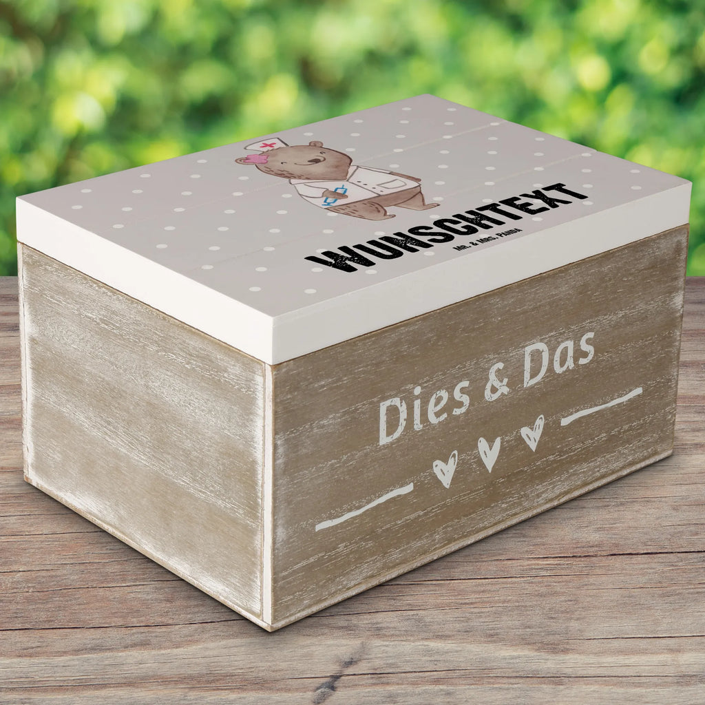 Personalizowane drewniane pudełko anestezjolog serce Dekokiste mit Namen, Dekokiste Personalisiert, Geschenkbox Personalisiert, Erinnerungsbox Personalisiert, Schatulle mit Namen, Holzkiste mit Namen, Erinnerungskiste Personalisiert, GEschenkdose Personalisiert, Aufbewahrungsbox mit Namen, Aufbewahrungsbox Personalisiert, Truhe mit Namen, Schatzkiste mit Namen, Erinnerungsbox mit Namen, mit Namen, Kiste mit Namen, Schatulle Personalisiert, Schatzkiste Personalisiert, Holzkiste Personalisiert, Kiste Personalisiert, Truhe Personalisiert, Beruf, Firma, Schenken, Mitarbeiter, Arbeitskollege, Danke, Kollegin, Geschenk, Kollege, Rente, Jubiläum, Abschied, Dankeschön, Ausbildung, Studium, Narkoseärztin, Krankenhaus, Anästhesie, Anästhesistin