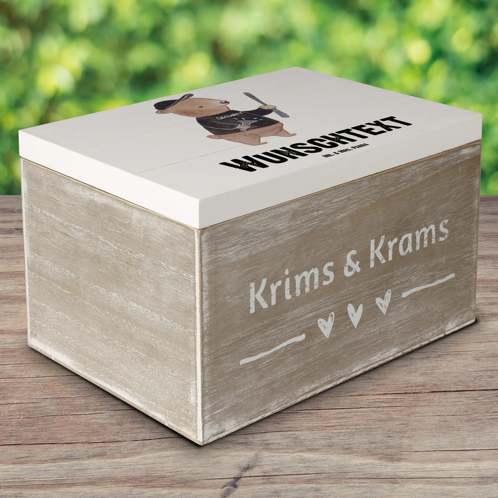 Personalisierte Holzkiste Security Mitarbeiter mit Herz Kiste mit Namen, Schatzkiste Personalisiert, Holzkiste Personalisiert, Erinnerungskiste Personalisiert, Aufbewahrungsbox mit Namen, Schatulle Personalisiert, Erinnerungsbox Personalisiert, Dekokiste Personalisiert, Schatulle mit Namen, Geschenkbox Personalisiert, Aufbewahrungsbox Personalisiert, Truhe mit Namen, Truhe Personalisiert, Kiste Personalisiert, GEschenkdose Personalisiert, Schatzkiste mit Namen, mit Namen, Holzkiste mit Namen, Dekokiste mit Namen, Erinnerungsbox mit Namen, Beruf, Firma, Schenken, Mitarbeiter, Arbeitskollege, Danke, Kollegin, Geschenk, Kollege, Rente, Jubiläum, Abschied, Dankeschön, Ausbildung