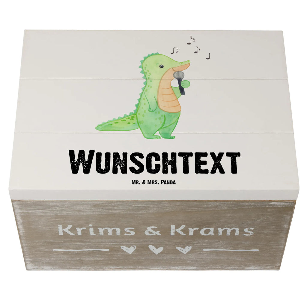 Personalisierte Holzkiste Krokodil Singen Holzkiste mit Namen, Erinnerungsbox Personalisiert, Schatzkiste Personalisiert, Kiste mit Namen, GEschenkdose Personalisiert, Schatulle Personalisiert, Schatzkiste mit Namen, Dekokiste mit Namen, Dekokiste Personalisiert, Erinnerungskiste Personalisiert, Aufbewahrungsbox Personalisiert, Aufbewahrungsbox mit Namen, Erinnerungsbox mit Namen, Truhe mit Namen, Schatulle mit Namen, Kiste Personalisiert, Truhe Personalisiert, mit Namen, Geschenkbox Personalisiert, Holzkiste Personalisiert, Geschenk, Schenken, Sport, Sportart, Hobby, Danke, Dankeschön, Auszeichnung, Gewinn, Sportler, Gesang, Live Auftritt, Band, Singen, Hobbysänger
