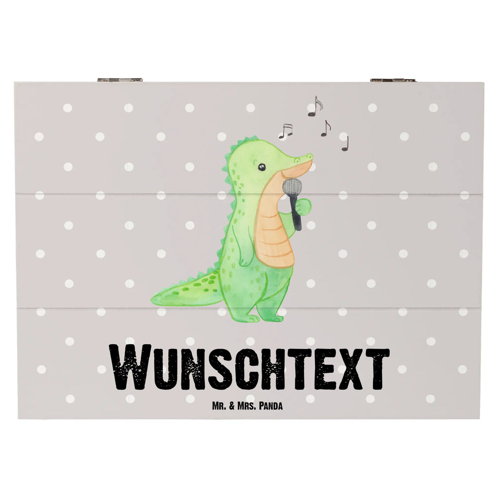 Personalisierte Holzkiste Krokodil Singen Holzkiste mit Namen, Erinnerungsbox Personalisiert, Schatzkiste Personalisiert, Kiste mit Namen, GEschenkdose Personalisiert, Schatulle Personalisiert, Schatzkiste mit Namen, Dekokiste mit Namen, Dekokiste Personalisiert, Erinnerungskiste Personalisiert, Aufbewahrungsbox Personalisiert, Aufbewahrungsbox mit Namen, Erinnerungsbox mit Namen, Truhe mit Namen, Schatulle mit Namen, Kiste Personalisiert, Truhe Personalisiert, mit Namen, Geschenkbox Personalisiert, Holzkiste Personalisiert, Geschenk, Schenken, Sport, Sportart, Hobby, Danke, Dankeschön, Auszeichnung, Gewinn, Sportler, Gesang, Live Auftritt, Band, Singen, Hobbysänger