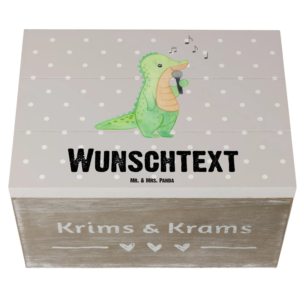 Personalisierte Holzkiste Krokodil Singen Holzkiste mit Namen, Erinnerungsbox Personalisiert, Schatzkiste Personalisiert, Kiste mit Namen, GEschenkdose Personalisiert, Schatulle Personalisiert, Schatzkiste mit Namen, Dekokiste mit Namen, Dekokiste Personalisiert, Erinnerungskiste Personalisiert, Aufbewahrungsbox Personalisiert, Aufbewahrungsbox mit Namen, Erinnerungsbox mit Namen, Truhe mit Namen, Schatulle mit Namen, Kiste Personalisiert, Truhe Personalisiert, mit Namen, Geschenkbox Personalisiert, Holzkiste Personalisiert, Geschenk, Schenken, Sport, Sportart, Hobby, Danke, Dankeschön, Auszeichnung, Gewinn, Sportler, Gesang, Live Auftritt, Band, Singen, Hobbysänger