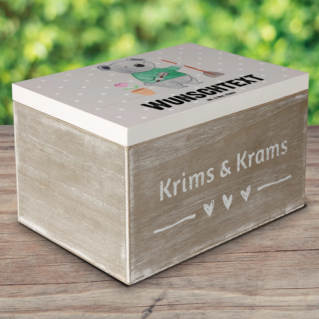 Personalisierte Holzkiste Garten- und Landschaftsbauerin mit Herz Erinnerungskiste Personalisiert, Schatulle Personalisiert, Kiste mit Namen, Kiste Personalisiert, Truhe Personalisiert, Schatzkiste Personalisiert, mit Namen, Dekokiste Personalisiert, Holzkiste Personalisiert, Aufbewahrungsbox Personalisiert, Schatulle mit Namen, Aufbewahrungsbox mit Namen, Erinnerungsbox mit Namen, Geschenkbox Personalisiert, Truhe mit Namen, Dekokiste mit Namen, Erinnerungsbox Personalisiert, Schatzkiste mit Namen, GEschenkdose Personalisiert, Holzkiste mit Namen, Beruf, Firma, Schenken, Mitarbeiter, Arbeitskollege, Danke, Kollegin, Geschenk, Kollege, Rente, Jubiläum, Abschied, Dankeschön, Ausbildung, Gartenplaner, Gartenbau, Gärtnerei, Hobbygärtnerin, Garten- und Landschaftsbauerin, Gärtnerin