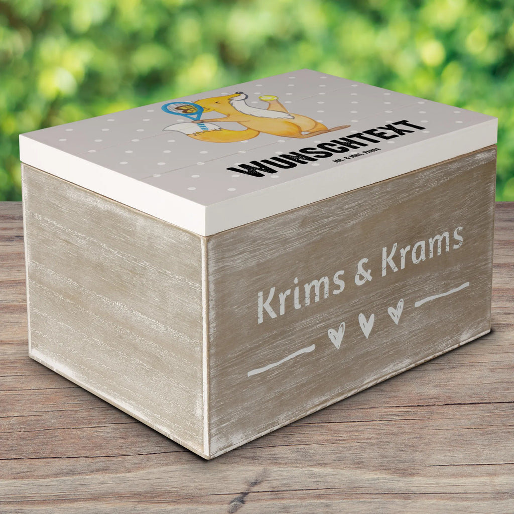 Personalised wooden chest Fox play tennis Geschenkbox Personalisiert, Schatzkiste mit Namen, Erinnerungsbox mit Namen, Holzkiste mit Namen, Holzkiste Personalisiert, Schatulle mit Namen, Erinnerungskiste Personalisiert, Dekokiste Personalisiert, Truhe mit Namen, Schatzkiste Personalisiert, Truhe Personalisiert, Erinnerungsbox Personalisiert, GEschenkdose Personalisiert, Kiste Personalisiert, Schatulle Personalisiert, Aufbewahrungsbox mit Namen, mit Namen, Dekokiste mit Namen, Kiste mit Namen, Aufbewahrungsbox Personalisiert, Geschenk, Schenken, Sport, Sportart, Hobby, Danke, Dankeschön, Auszeichnung, Gewinn, Sportler, Tennisclub, Tennisverein, Tennis Turnier, Ballsportart, Tennis spielen