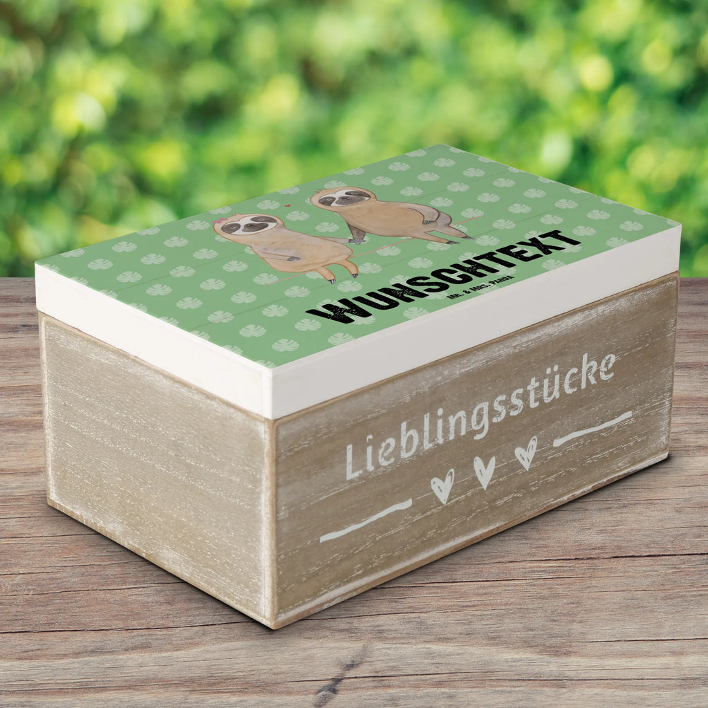 Personalisierte Holzkiste Faultier Pärchen Schatzkiste Personalisiert, Holzkiste mit Namen, Dekokiste Personalisiert, Truhe mit Namen, Truhe Personalisiert, Dekokiste mit Namen, Holzkiste Personalisiert, Aufbewahrungsbox mit Namen, Erinnerungsbox Personalisiert, Erinnerungsbox mit Namen, mit Namen, Aufbewahrungsbox Personalisiert, Erinnerungskiste Personalisiert, GEschenkdose Personalisiert, Schatulle Personalisiert, Schatzkiste mit Namen, Geschenkbox Personalisiert, Schatulle mit Namen, Kiste Personalisiert, Kiste mit Namen, Faultier, Faultier Deko, Faultier Geschenk, Gemeinsam, Liebe, Faultierliebe, Liebespaar, Verlobt, Langsamkeit, Verliebt, Beziehung, Relaxen, faul, Lieblingstier, Faultierpärchen, Pärchen, Faultiere