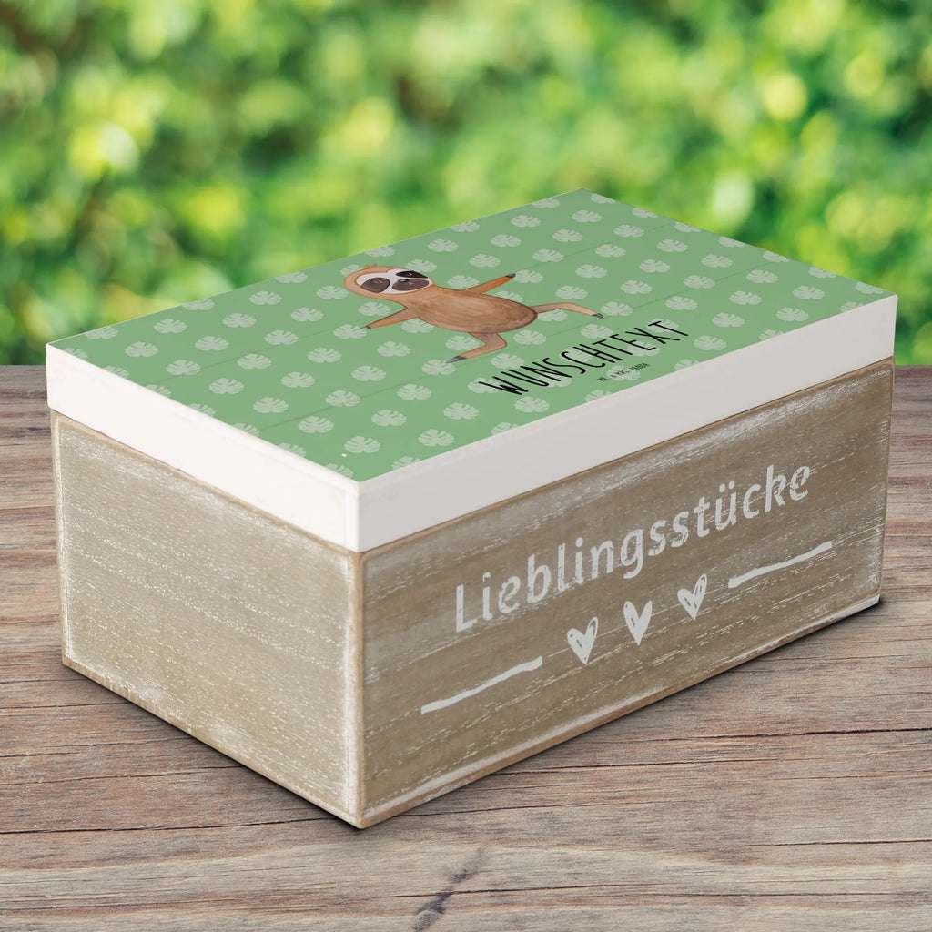 Personalisierte Holzkiste Faultier Yoga Truhe mit Namen, Dekokiste Personalisiert, Erinnerungsbox mit Namen, Schatzkiste Personalisiert, Holzkiste Personalisiert, Holzkiste mit Namen, Erinnerungsbox Personalisiert, Dekokiste mit Namen, Geschenkbox Personalisiert, Schatulle mit Namen, Aufbewahrungsbox Personalisiert, Kiste Personalisiert, GEschenkdose Personalisiert, Truhe Personalisiert, mit Namen, Erinnerungskiste Personalisiert, Aufbewahrungsbox mit Namen, Kiste mit Namen, Schatulle Personalisiert, Schatzkiste mit Namen, Faultier, Faultier Deko, Faultier Geschenk, Lieblingstier, Gelassenheit, faul, Entspannung, Krieger, Faultiere, Yogaübungen, Yoga, Meditation, Namaste, Atmung
