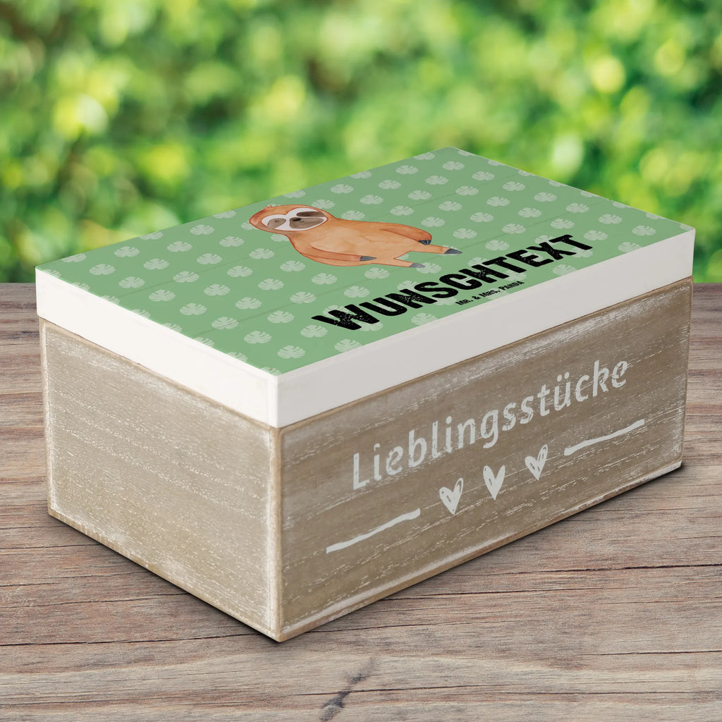 Personalizowane drewniane pudełko leniwiec Zadowolony Geschenkbox Personalisiert, Aufbewahrungsbox Personalisiert, Schatzkiste Personalisiert, Schatulle mit Namen, Kiste mit Namen, GEschenkdose Personalisiert, mit Namen, Truhe Personalisiert, Dekokiste mit Namen, Dekokiste Personalisiert, Holzkiste Personalisiert, Holzkiste mit Namen, Erinnerungsbox Personalisiert, Kiste Personalisiert, Schatzkiste mit Namen, Schatulle Personalisiert, Erinnerungskiste Personalisiert, Aufbewahrungsbox mit Namen, Erinnerungsbox mit Namen, Truhe mit Namen, Faultier, Faultier Deko, Faultier Geschenk, faul, Zufrieden, Lieblingstier, Zufriedenheit, Frieden, Gelassenheit, Happy, Glück, glücklich, Pause, Faultiere, Relaxen, Ruhe