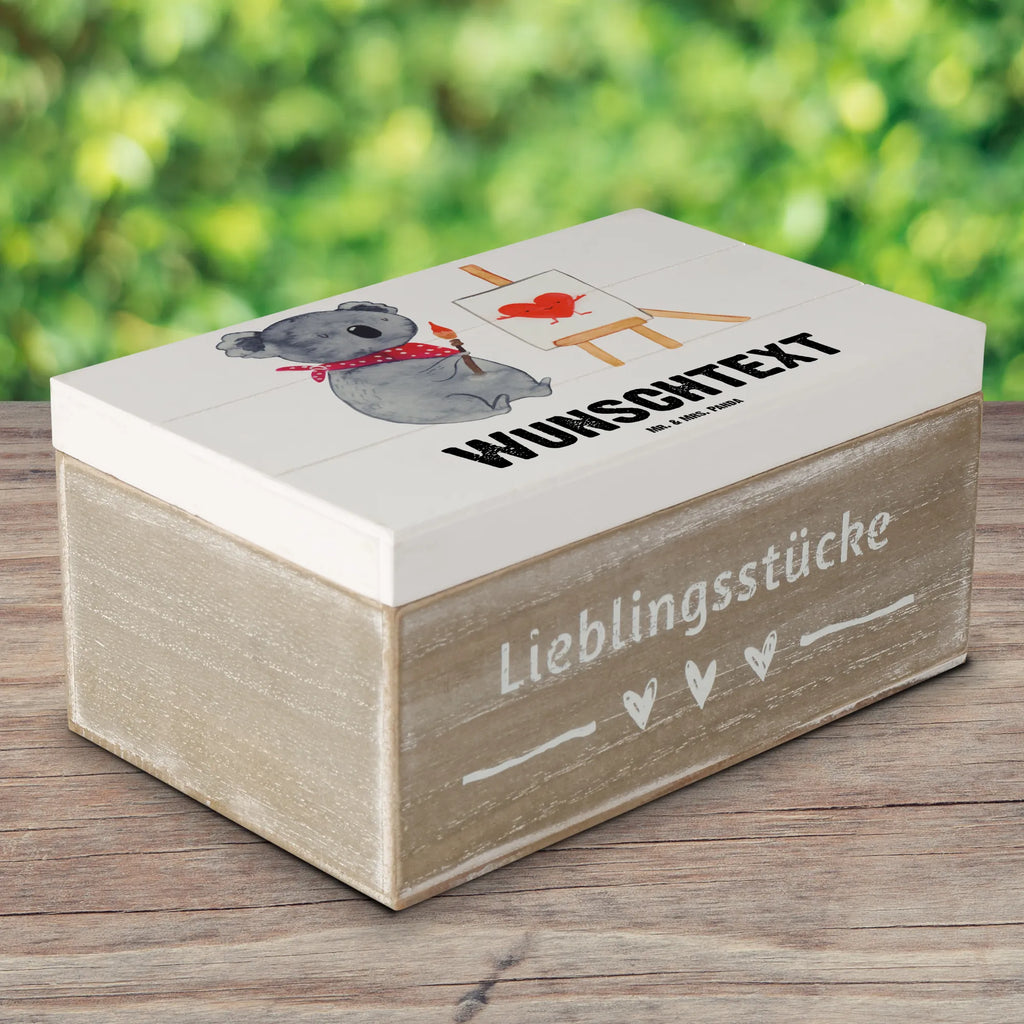 Personalised wooden chest Koala bear Artist Truhe mit Namen, Holzkiste Personalisiert, Dekokiste mit Namen, Erinnerungskiste Personalisiert, Erinnerungsbox Personalisiert, Erinnerungsbox mit Namen, Kiste Personalisiert, Aufbewahrungsbox mit Namen, Geschenkbox Personalisiert, Truhe Personalisiert, Kiste mit Namen, Schatzkiste Personalisiert, Schatulle mit Namen, Dekokiste Personalisiert, Holzkiste mit Namen, mit Namen, Aufbewahrungsbox Personalisiert, GEschenkdose Personalisiert, Schatzkiste mit Namen, Schatulle Personalisiert, Koala, Koalabär, Liebe, Liebesgeschenk, Zeichnen, Gefühle, Liebensbeweis, Künstler