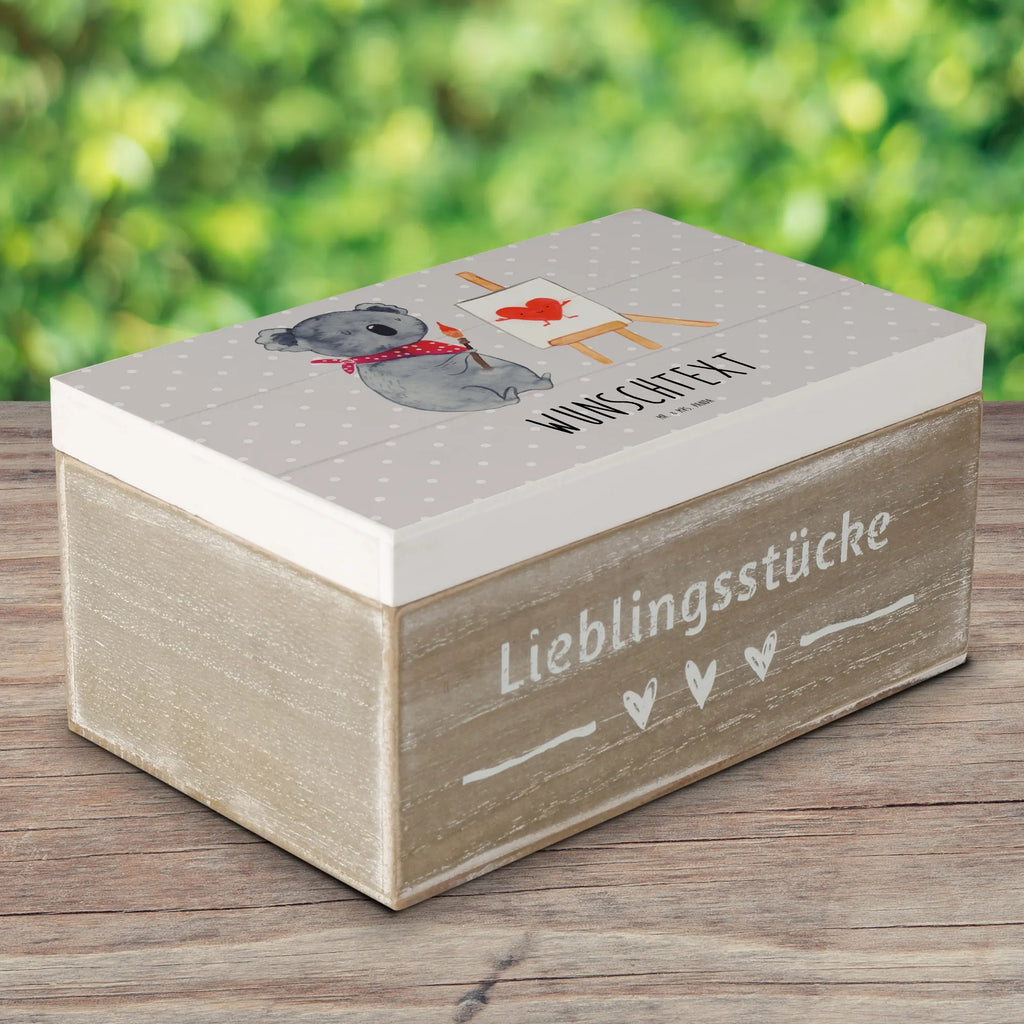 Personalised wooden chest Koala bear Artist Truhe mit Namen, Holzkiste Personalisiert, Dekokiste mit Namen, Erinnerungskiste Personalisiert, Erinnerungsbox Personalisiert, Erinnerungsbox mit Namen, Kiste Personalisiert, Aufbewahrungsbox mit Namen, Geschenkbox Personalisiert, Truhe Personalisiert, Kiste mit Namen, Schatzkiste Personalisiert, Schatulle mit Namen, Dekokiste Personalisiert, Holzkiste mit Namen, mit Namen, Aufbewahrungsbox Personalisiert, GEschenkdose Personalisiert, Schatzkiste mit Namen, Schatulle Personalisiert, Koala, Koalabär, Liebe, Liebesgeschenk, Zeichnen, Gefühle, Liebensbeweis, Künstler