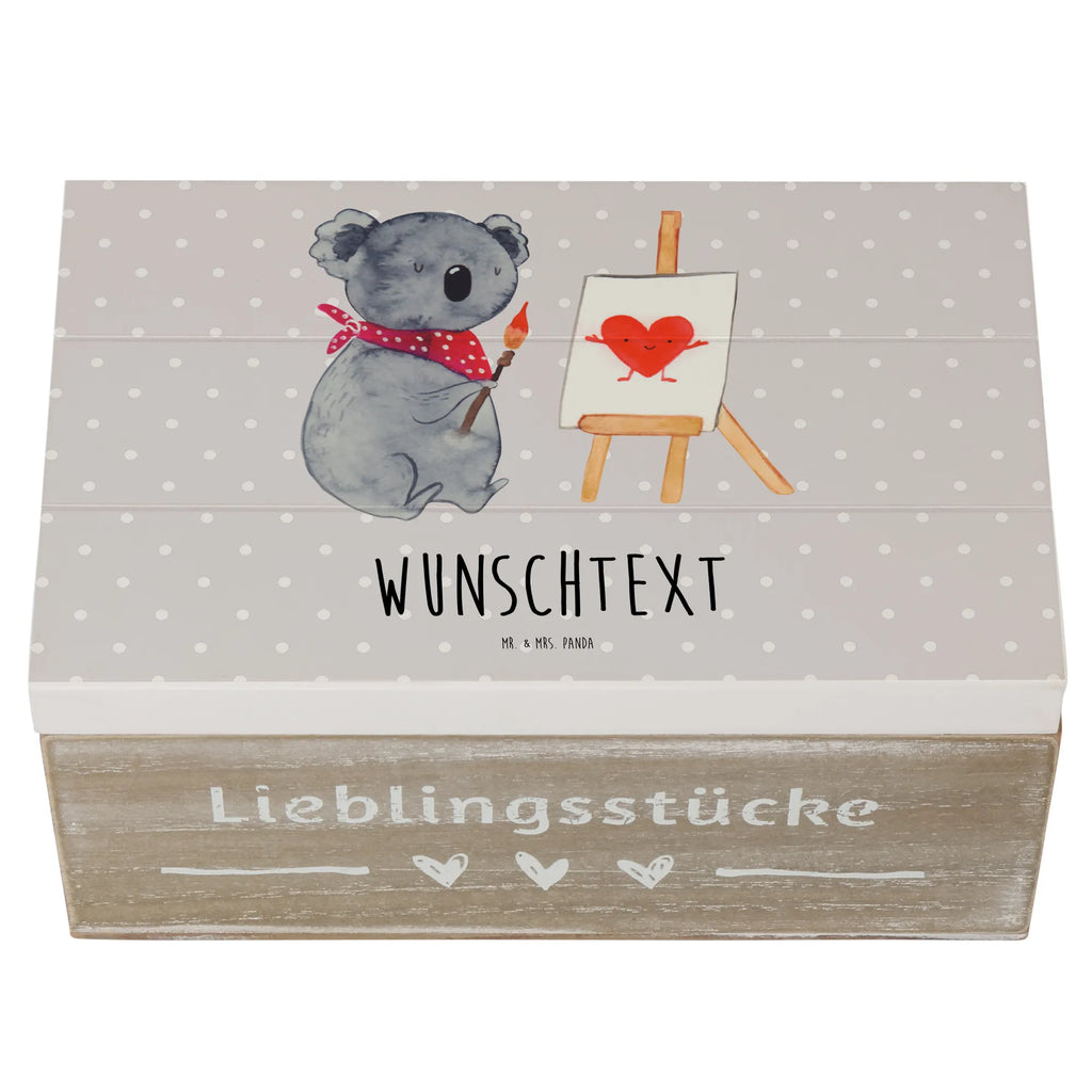 Personalised wooden chest Koala bear Artist Truhe mit Namen, Holzkiste Personalisiert, Dekokiste mit Namen, Erinnerungskiste Personalisiert, Erinnerungsbox Personalisiert, Erinnerungsbox mit Namen, Kiste Personalisiert, Aufbewahrungsbox mit Namen, Geschenkbox Personalisiert, Truhe Personalisiert, Kiste mit Namen, Schatzkiste Personalisiert, Schatulle mit Namen, Dekokiste Personalisiert, Holzkiste mit Namen, mit Namen, Aufbewahrungsbox Personalisiert, GEschenkdose Personalisiert, Schatzkiste mit Namen, Schatulle Personalisiert, Koala, Koalabär, Liebe, Liebesgeschenk, Zeichnen, Gefühle, Liebensbeweis, Künstler
