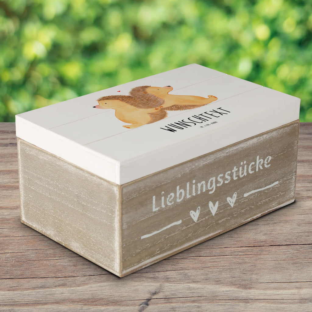 Personalisierte Holzkiste Igel händchenhaltend Erinnerungskiste Personalisiert, Geschenkbox Personalisiert, Schatulle Personalisiert, Holzkiste Personalisiert, Kiste Personalisiert, Schatulle mit Namen, Truhe mit Namen, Erinnerungsbox Personalisiert, Kiste mit Namen, Aufbewahrungsbox Personalisiert, Aufbewahrungsbox mit Namen, mit Namen, Dekokiste Personalisiert, Dekokiste mit Namen, Erinnerungsbox mit Namen, Schatzkiste mit Namen, Truhe Personalisiert, Schatzkiste Personalisiert, GEschenkdose Personalisiert, Holzkiste mit Namen, Partner, Ehemann, Heiratsantrag, Ehefrau, Liebe, Freund, Hocheitstag, Liebesgeschenk, Jahrestag, Freundin, Heiraten, Verlobung, Igelliebe, Geschenk für Zwei, Liebesbeweis, Lieblingsmensch, Love, Hand in Hand, Große Liebe, Igel, Liebesbotschaft, Gemeinsamkeit, Hochzeit