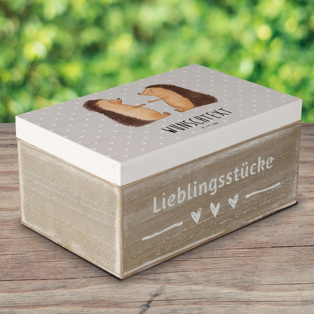 Personalisierte Holzkiste Igel Liebe Dekokiste mit Namen, Dekokiste Personalisiert, Geschenkbox personalisiert, Schatulle mit Namen, Erinnerungsbox mit Namen, Schatzkiste Personalisiert, Holzkiste Personalisiert, Truhe mit Namen, Erinnerungskiste Personalisiert, mit Namen, Erinnerungsbox Personalisiert, Schatulle Personalisiert, Aufbewahrungsbox mit Namen, Truhe Personalisiert, Erinnerungskiste, GEschenkdose personalisiert, Aufbewahrungsbox Personalisiert, Schatzkiste mit Namen, Holzkiste mit Namen, Kiste Personalisiert, Kiste mit Namen, Liebe, Partner, Freund, Freundin, Ehemann, Ehefrau, Heiraten, Verlobung, Heiratsantrag, Liebesgeschenk, Jahrestag, Hocheitstag, Liebesbeweis, Hochzeit, Verlobt, Verheiratet, Hochzeitstag, Igel, Geschenk, Verliebt