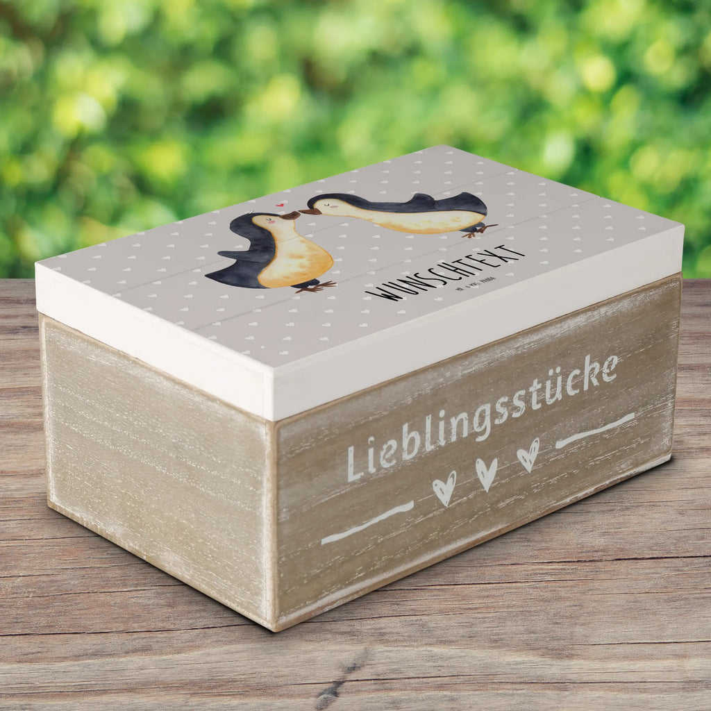 Personalisierte Holzkiste Pinguin Liebe Holzkiste mit Namen, Dekokiste Personalisiert, Aufbewahrungsbox mit Namen, Holzkiste Personalisiert, Erinnerungsbox Personalisiert, Schatulle Personalisiert, Kiste Personalisiert, GEschenkdose personalisiert, Schatzkiste mit Namen, Aufbewahrungsbox Personalisiert, Erinnerungskiste Personalisiert, Dekokiste mit Namen, Erinnerungskiste, Truhe Personalisiert, Kiste mit Namen, Erinnerungsbox mit Namen, Schatzkiste Personalisiert, Geschenkbox personalisiert, Truhe mit Namen, mit Namen, Schatulle mit Namen, Liebe, Partner, Freund, Freundin, Ehemann, Ehefrau, Heiraten, Verlobung, Heiratsantrag, Liebesgeschenk, Jahrestag, Hocheitstag, Geschenk Hochzeitstag, Pinguin, Hochzeitstag, Verlobter, Verlobte, Pinguinpaar, Pinguin Paar, Geschenkidee, Love, Liebesspruch, Hochzeit, Geschenk Freundin, Pinguine, Paar, Geschenk Freund, Liebesbeweis, Gastgeschenk, Pärchen. Liebespaar, Pinguin Liebe