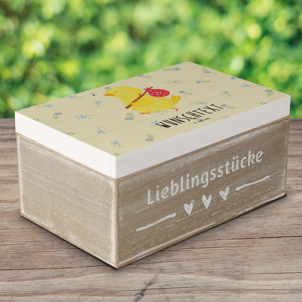 Personalisierte Holzkiste Küken Wanderer Schatulle Personalisiert, Kiste Personalisiert, Geschenkbox Personalisiert, Schatzkiste mit Namen, Holzkiste Personalisiert, Schatulle mit Namen, Dekokiste Personalisiert, Holzkiste mit Namen, Dekokiste mit Namen, GEschenkdose Personalisiert, Kiste mit Namen, Truhe mit Namen, Erinnerungsbox Personalisiert, Aufbewahrungsbox Personalisiert, mit Namen, Erinnerungsbox mit Namen, Truhe Personalisiert, Aufbewahrungsbox mit Namen, Erinnerungskiste Personalisiert, Schatzkiste Personalisiert, Ostern Geschenk, Osterdeko, Geschenke zu Ostern, Ostergeschenke Kinder, Osterhase, Ostergeschenke, Ostern Kinder, Ostern, Osternest, Grüße, Freude, Reisen, Backpacker, Ei, Ostereier, Ostergrüße, Liebe Grüße, Frühlingsgefühle, Zeit, Osterei, Wunder, Weltenbummler, Flausen, Frohe Ostern, Küken, Zeitmanagement