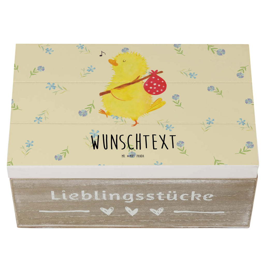 Personalisierte Holzkiste Küken Wanderer Schatulle Personalisiert, Kiste Personalisiert, Geschenkbox Personalisiert, Schatzkiste mit Namen, Holzkiste Personalisiert, Schatulle mit Namen, Dekokiste Personalisiert, Holzkiste mit Namen, Dekokiste mit Namen, GEschenkdose Personalisiert, Kiste mit Namen, Truhe mit Namen, Erinnerungsbox Personalisiert, Aufbewahrungsbox Personalisiert, mit Namen, Erinnerungsbox mit Namen, Truhe Personalisiert, Aufbewahrungsbox mit Namen, Erinnerungskiste Personalisiert, Schatzkiste Personalisiert, Ostern Geschenk, Osterdeko, Geschenke zu Ostern, Ostergeschenke Kinder, Osterhase, Ostergeschenke, Ostern Kinder, Ostern, Osternest, Grüße, Freude, Reisen, Backpacker, Ei, Ostereier, Ostergrüße, Liebe Grüße, Frühlingsgefühle, Zeit, Osterei, Wunder, Weltenbummler, Flausen, Frohe Ostern, Küken, Zeitmanagement