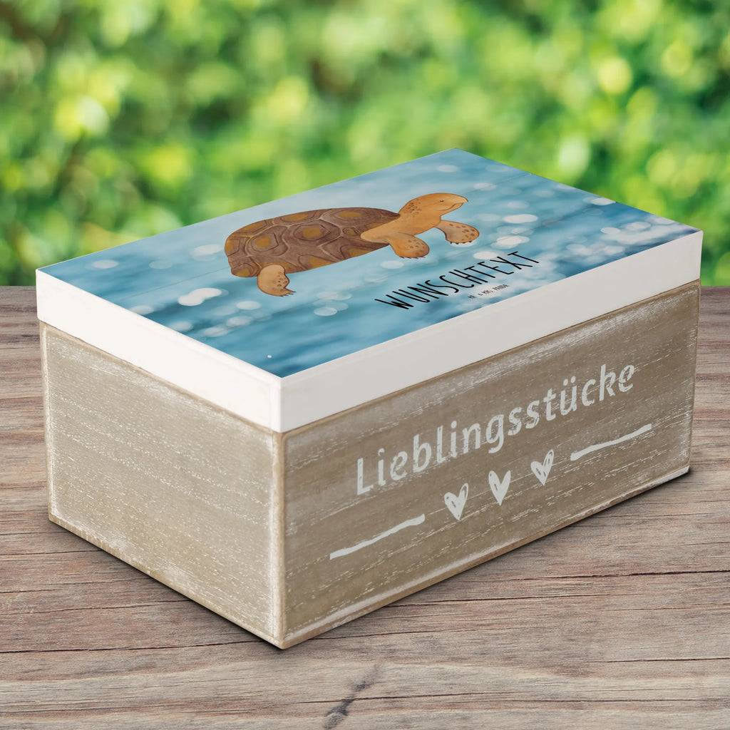 Personalised wooden chest tortoise March Truhe mit Namen, Schatulle mit Namen, Dekokiste mit Namen, Holzkiste Personalisiert, Dekokiste Personalisiert, Kiste Personalisiert, Aufbewahrungsbox Personalisiert, Schatzkiste mit Namen, Erinnerungsbox mit Namen, Kiste mit Namen, Holzkiste mit Namen, Geschenkbox Personalisiert, Aufbewahrungsbox mit Namen, Schatzkiste Personalisiert, GEschenkdose Personalisiert, Erinnerungsbox Personalisiert, mit Namen, Schatulle Personalisiert, Erinnerungskiste Personalisiert, Truhe Personalisiert, Urlaub, Meerestiere, Meer, Schildkröten, Get Lost, Motivation, Abenteuer, Schildkröte, Lieblingsmensch, Neustart, Reiselust, Inspiration