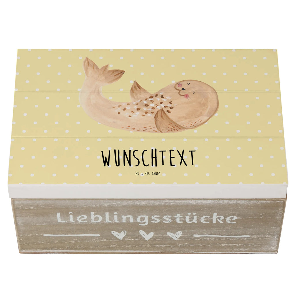 Personalisierte Holzkiste Robbe liegend Schatulle mit Namen, Schatzkiste mit Namen, mit Namen, Holzkiste mit Namen, Kiste Personalisiert, Aufbewahrungsbox Personalisiert, Geschenkbox Personalisiert, Dekokiste Personalisiert, Kiste mit Namen, Erinnerungsbox mit Namen, Erinnerungskiste Personalisiert, Schatzkiste Personalisiert, Erinnerungsbox Personalisiert, Holzkiste Personalisiert, Aufbewahrungsbox mit Namen, Truhe Personalisiert, GEschenkdose Personalisiert, Truhe mit Namen, Dekokiste mit Namen, Schatulle Personalisiert, Lustige Sprüche, Tiere, Tiermotive, Gute Laune, Nordsee, Seehund, Robbe, Meerestier, Strand, Lachen, Freude, Ostsee, Robben