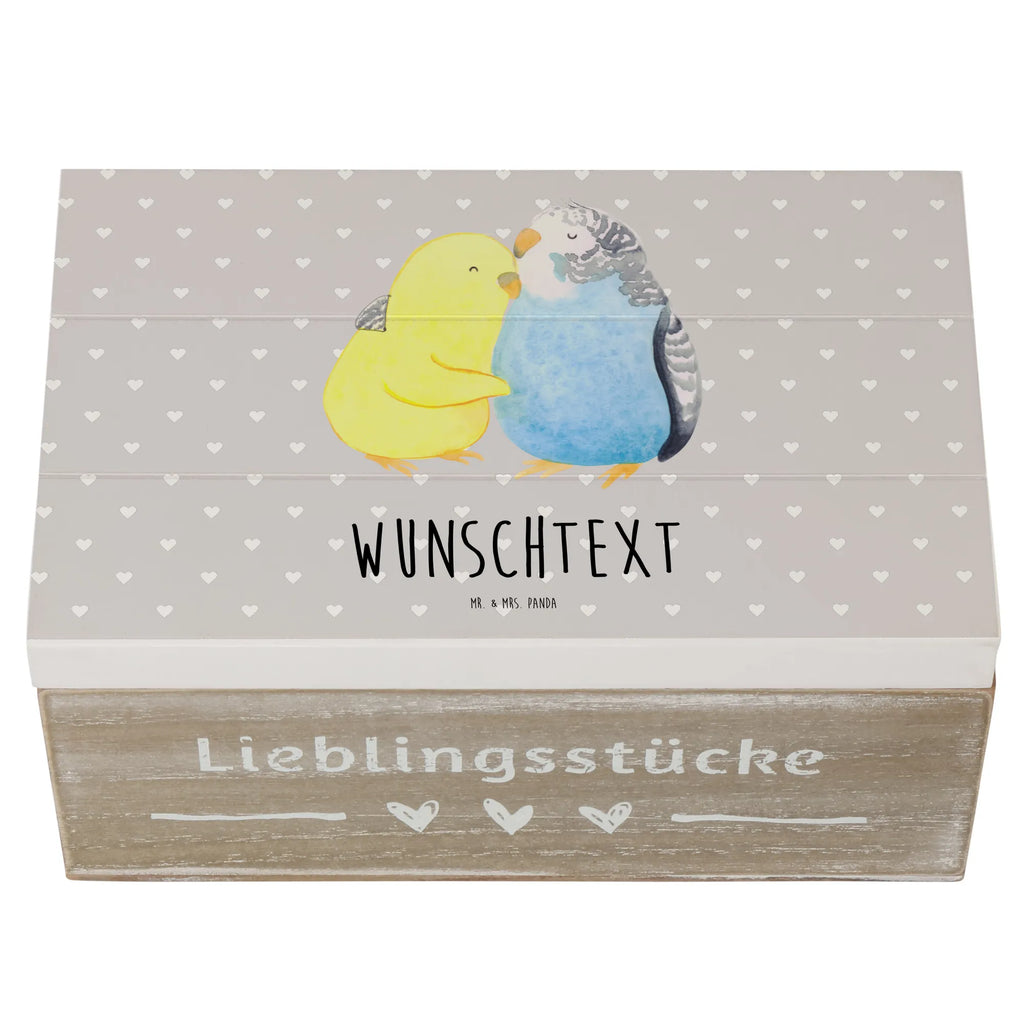 Personalisierte Holzkiste Wellensittich Liebe Truhe Personalisiert, Geschenkbox personalisiert, Schatzkiste mit Namen, Kiste mit Namen, Schatulle Personalisiert, GEschenkdose personalisiert, mit Namen, Erinnerungskiste, Truhe mit Namen, Dekokiste mit Namen, Aufbewahrungsbox Personalisiert, Kiste Personalisiert, Erinnerungsbox mit Namen, Holzkiste Personalisiert, Erinnerungsbox Personalisiert, Holzkiste mit Namen, Schatulle mit Namen, Erinnerungskiste Personalisiert, Aufbewahrungsbox mit Namen, Schatzkiste Personalisiert, Dekokiste Personalisiert, Liebe, Partner, Freund, Freundin, Ehemann, Ehefrau, Heiraten, Verlobung, Heiratsantrag, Liebesgeschenk, Jahrestag, Hocheitstag, Vögel, Kuscheln, Wellensittich, Nähe, Vertrauen