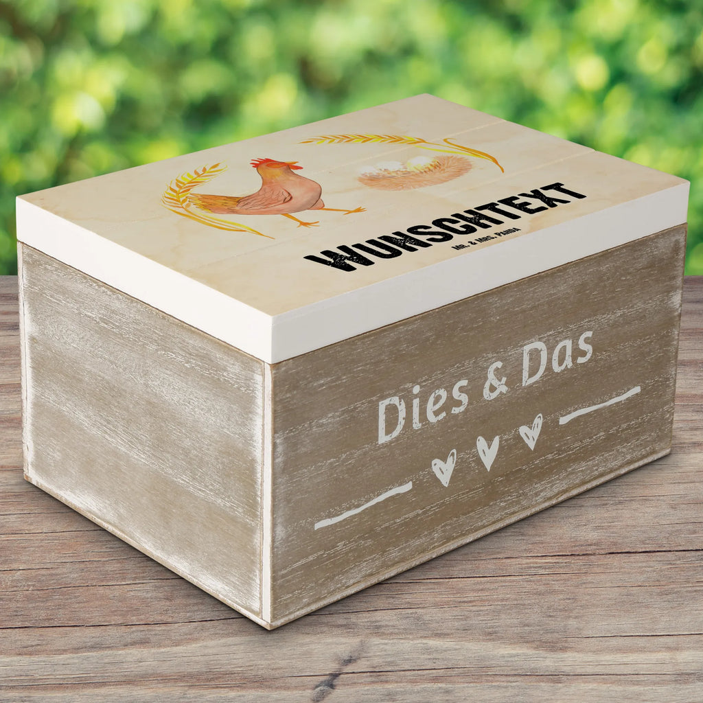 Personalizowane drewniane pudełko kurczak Dumny Schatzkiste mit Namen, Geschenkbox Personalisiert, Aufbewahrungsbox Personalisiert, Erinnerungsbox Personalisiert, mit Namen, Truhe mit Namen, Schatulle Personalisiert, Holzkiste Personalisiert, GEschenkdose Personalisiert, Kiste mit Namen, Aufbewahrungsbox mit Namen, Erinnerungsbox mit Namen, Holzkiste mit Namen, Schatzkiste Personalisiert, Erinnerungskiste Personalisiert, Kiste Personalisiert, Dekokiste mit Namen, Dekokiste Personalisiert, Truhe Personalisiert, Schatulle mit Namen, Landwirtin, Bauernhof, Hoftiere, Landwirt, Henne, Hühner, Landleben, Eier, Hahn, Geburt, Motivation, Magie, Schwangerschaft, Spruch, Hof