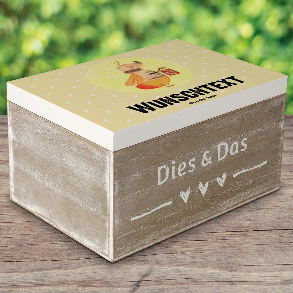 Personalisierte Holzkiste Glühwürmchen Schatulle mit Namen, Geschenkbox Personalisiert, Dekokiste Personalisiert, Truhe Personalisiert, Aufbewahrungsbox mit Namen, Erinnerungsbox mit Namen, mit Namen, GEschenkdose Personalisiert, Schatzkiste mit Namen, Schatulle Personalisiert, Holzkiste Personalisiert, Erinnerungskiste Personalisiert, Kiste Personalisiert, Holzkiste mit Namen, Aufbewahrungsbox Personalisiert, Dekokiste mit Namen, Schatzkiste Personalisiert, Kiste mit Namen, Truhe mit Namen, Erinnerungsbox Personalisiert, Lustige Sprüche, Tiere, Tiermotive, Gute Laune, Liebesspruch, Heiratsantrag, Magisch, Lieblingsmensch, Glühwürmchen, Leuchten, Liebe, Glühwurm, Falter, Liebesbeweis, Jahrestag, Verlobung