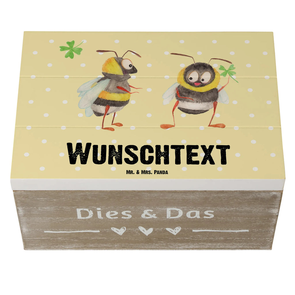 Personalisierte Holzkiste Hummeln Kleeblatt Erinnerungsbox mit Namen, Dekokiste mit Namen, Dekokiste Personalisiert, Truhe mit Namen, Holzkiste mit Namen, Kiste Personalisiert, Truhe Personalisiert, Schatzkiste Personalisiert, Schatzkiste mit Namen, Aufbewahrungsbox Personalisiert, Schatulle Personalisiert, Geschenkbox Personalisiert, Schatulle mit Namen, Kiste mit Namen, Erinnerungsbox Personalisiert, GEschenkdose Personalisiert, Holzkiste Personalisiert, mit Namen, Erinnerungskiste Personalisiert, Aufbewahrungsbox mit Namen, Lustige Sprüche, Tiere, Tiermotive, Gute Laune, glücklich sein, Hummel, Spruch Fröhlich, Biene, Biene Deko, Spruch schön, glücklich Werden, Spruch Positiv