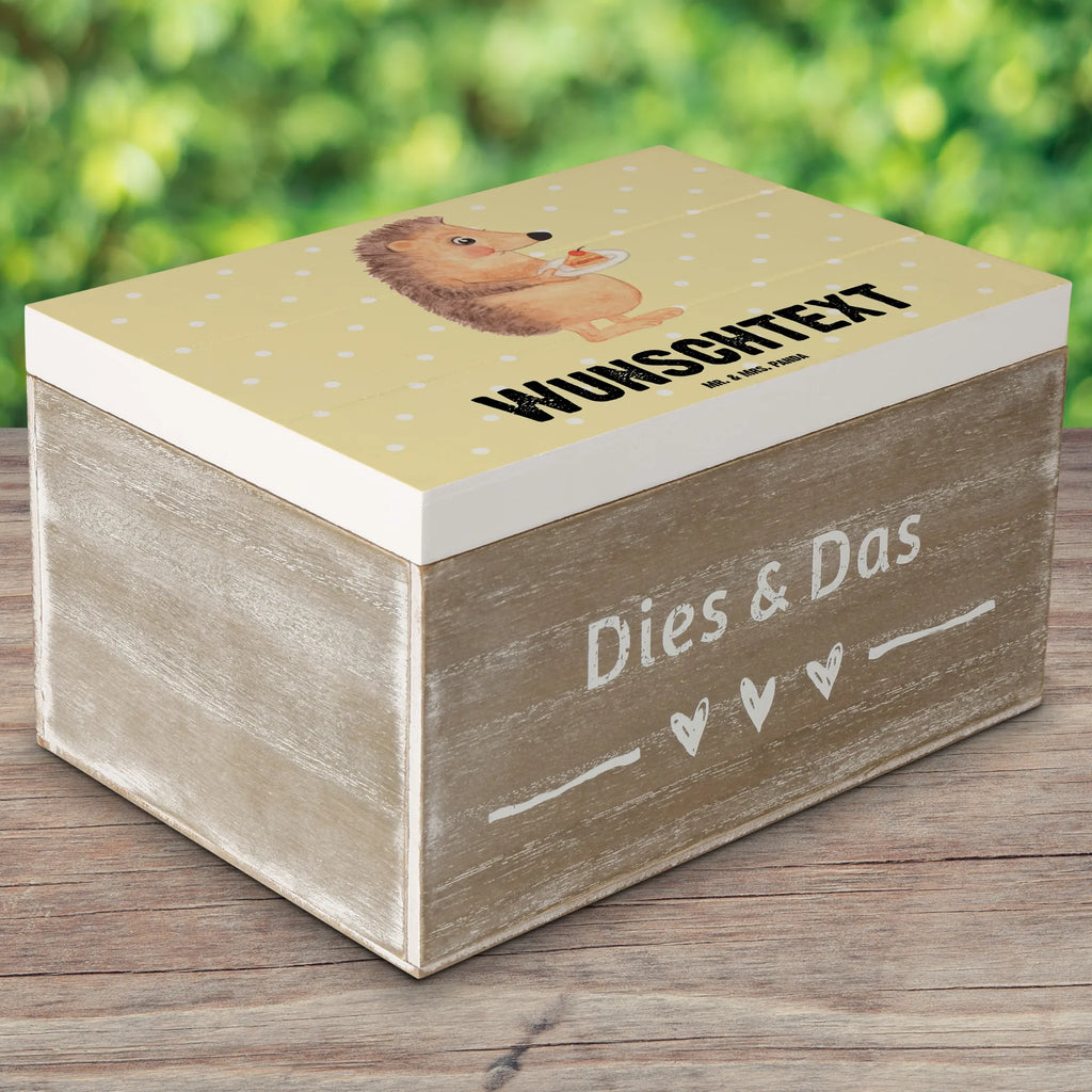 Personalisierte Holzkiste Igel Kuchenstück Kiste Personalisiert, Aufbewahrungsbox mit Namen, Holzkiste mit Namen, mit Namen, Schatzkiste mit Namen, Truhe mit Namen, Truhe Personalisiert, Erinnerungsbox mit Namen, Erinnerungskiste Personalisiert, Kiste mit Namen, GEschenkdose Personalisiert, Erinnerungsbox Personalisiert, Schatulle mit Namen, Aufbewahrungsbox Personalisiert, Schatzkiste Personalisiert, Geschenkbox Personalisiert, Dekokiste Personalisiert, Schatulle Personalisiert, Dekokiste mit Namen, Holzkiste Personalisiert, Lustige Sprüche, Tiere, Tiermotive, Gute Laune, Kuchen, Igel, Backen Geschenk, Torte, Kuchen Backen, Geburtstagskuchen, Essen Spruch, Einladung Party