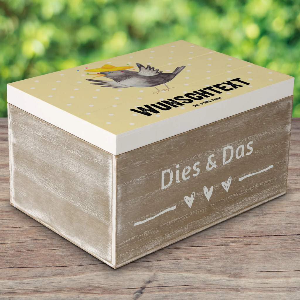 Personalizowane drewniane pudełko kruk Sombrero GEschenkdose Personalisiert, Schatzkiste mit Namen, Dekokiste mit Namen, Schatulle Personalisiert, Geschenkbox Personalisiert, Holzkiste Personalisiert, Truhe mit Namen, Kiste Personalisiert, Truhe Personalisiert, Holzkiste mit Namen, Schatulle mit Namen, Aufbewahrungsbox Personalisiert, Erinnerungsbox mit Namen, Schatzkiste Personalisiert, Erinnerungskiste Personalisiert, mit Namen, Dekokiste Personalisiert, Kiste mit Namen, Erinnerungsbox Personalisiert, Aufbewahrungsbox mit Namen, Lustige Sprüche, Tiere, Tiermotive, Gute Laune, Vogel, Rabe, Glück Spruch, glücklich sein, Froh, Elster, Vögel, Fröhlich sein, Motivation, Spruch Positiv