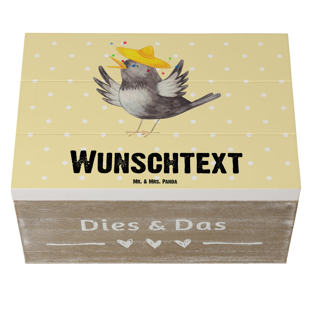 Personalizowane drewniane pudełko kruk Sombrero GEschenkdose Personalisiert, Schatzkiste mit Namen, Dekokiste mit Namen, Schatulle Personalisiert, Geschenkbox Personalisiert, Holzkiste Personalisiert, Truhe mit Namen, Kiste Personalisiert, Truhe Personalisiert, Holzkiste mit Namen, Schatulle mit Namen, Aufbewahrungsbox Personalisiert, Erinnerungsbox mit Namen, Schatzkiste Personalisiert, Erinnerungskiste Personalisiert, mit Namen, Dekokiste Personalisiert, Kiste mit Namen, Erinnerungsbox Personalisiert, Aufbewahrungsbox mit Namen, Lustige Sprüche, Tiere, Tiermotive, Gute Laune, Vogel, Rabe, Glück Spruch, glücklich sein, Froh, Elster, Vögel, Fröhlich sein, Motivation, Spruch Positiv
