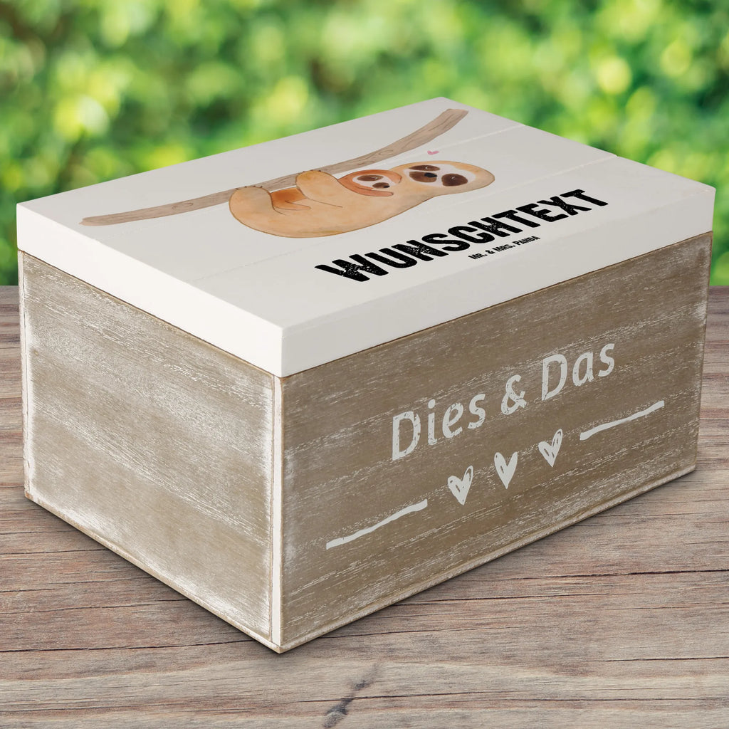 Personalisierte Holzkiste Faultier Kind Holzkiste mit Namen, Aufbewahrungsbox Personalisiert, Schatzkiste mit Namen, Erinnerungskiste Personalisiert, GEschenkdose Personalisiert, mit Namen, Truhe mit Namen, Schatulle mit Namen, Holzkiste Personalisiert, Truhe Personalisiert, Erinnerungsbox mit Namen, Dekokiste mit Namen, Kiste mit Namen, Schatzkiste Personalisiert, Dekokiste Personalisiert, Schatulle Personalisiert, Kiste Personalisiert, Geschenkbox Personalisiert, Aufbewahrungsbox mit Namen, Erinnerungsbox Personalisiert, Faultier, Faultier Deko, Faultier Geschenk, Liebe, Baby, Geburt, Spaß, Mama, Mutter, Niedlichkeit, Kinder, Kind, Faulheit