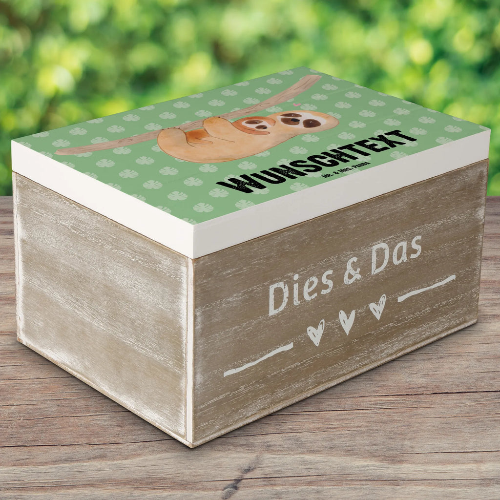 Personalisierte Holzkiste Faultier Kind Holzkiste mit Namen, Aufbewahrungsbox Personalisiert, Schatzkiste mit Namen, Erinnerungskiste Personalisiert, GEschenkdose Personalisiert, mit Namen, Truhe mit Namen, Schatulle mit Namen, Holzkiste Personalisiert, Truhe Personalisiert, Erinnerungsbox mit Namen, Dekokiste mit Namen, Kiste mit Namen, Schatzkiste Personalisiert, Dekokiste Personalisiert, Schatulle Personalisiert, Kiste Personalisiert, Geschenkbox Personalisiert, Aufbewahrungsbox mit Namen, Erinnerungsbox Personalisiert, Faultier, Faultier Deko, Faultier Geschenk, Liebe, Baby, Geburt, Spaß, Mama, Mutter, Niedlichkeit, Kinder, Kind, Faulheit