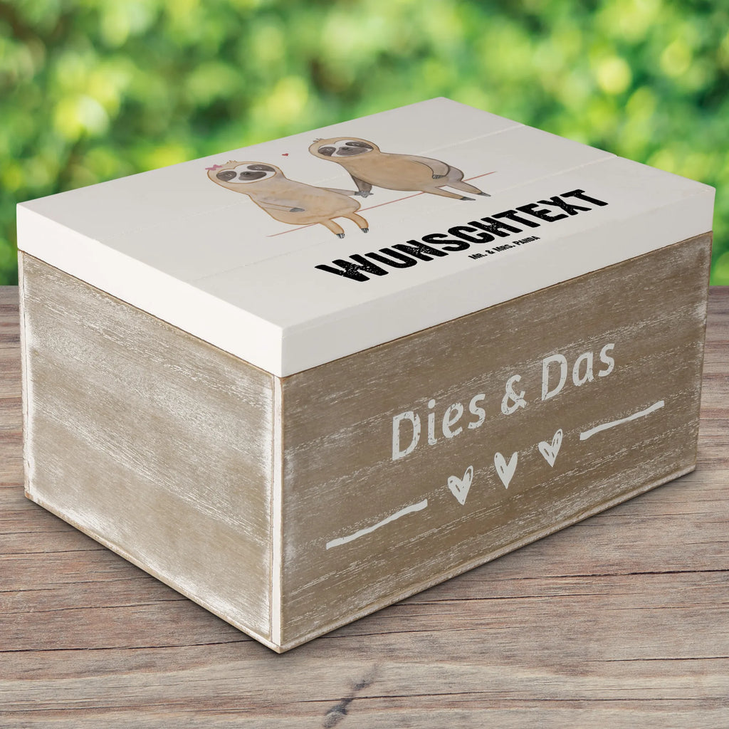 Personalisierte Holzkiste Faultier Pärchen Schatzkiste Personalisiert, Holzkiste mit Namen, Dekokiste Personalisiert, Truhe mit Namen, Truhe Personalisiert, Dekokiste mit Namen, Holzkiste Personalisiert, Aufbewahrungsbox mit Namen, Erinnerungsbox Personalisiert, Erinnerungsbox mit Namen, mit Namen, Aufbewahrungsbox Personalisiert, Erinnerungskiste Personalisiert, GEschenkdose Personalisiert, Schatulle Personalisiert, Schatzkiste mit Namen, Geschenkbox Personalisiert, Schatulle mit Namen, Kiste Personalisiert, Kiste mit Namen, Faultier, Faultier Deko, Faultier Geschenk, Gemeinsam, Liebe, Faultierliebe, Liebespaar, Verlobt, Langsamkeit, Verliebt, Beziehung, Relaxen, faul, Lieblingstier, Faultierpärchen, Pärchen, Faultiere