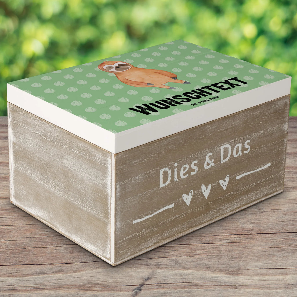 Personalizowane drewniane pudełko leniwiec Zadowolony Geschenkbox Personalisiert, Aufbewahrungsbox Personalisiert, Schatzkiste Personalisiert, Schatulle mit Namen, Kiste mit Namen, GEschenkdose Personalisiert, mit Namen, Truhe Personalisiert, Dekokiste mit Namen, Dekokiste Personalisiert, Holzkiste Personalisiert, Holzkiste mit Namen, Erinnerungsbox Personalisiert, Kiste Personalisiert, Schatzkiste mit Namen, Schatulle Personalisiert, Erinnerungskiste Personalisiert, Aufbewahrungsbox mit Namen, Erinnerungsbox mit Namen, Truhe mit Namen, Faultier, Faultier Deko, Faultier Geschenk, faul, Zufrieden, Lieblingstier, Zufriedenheit, Frieden, Gelassenheit, Happy, Glück, glücklich, Pause, Faultiere, Relaxen, Ruhe