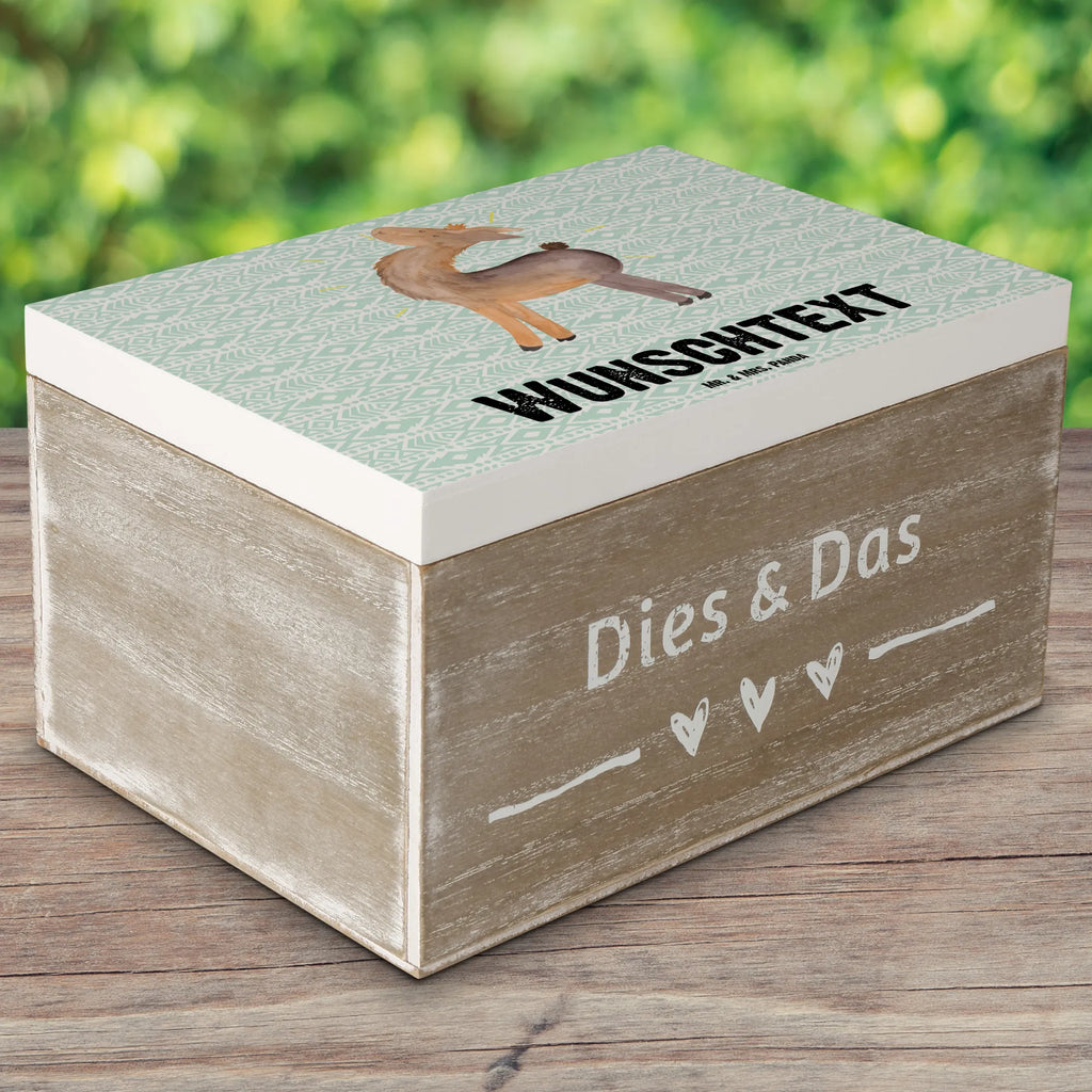 Personalisierte Holzkiste Lama Stolz Schatulle Personalisiert, Aufbewahrungsbox Personalisiert, Truhe Personalisiert, Aufbewahrungsbox mit Namen, Erinnerungskiste, Kiste Personalisiert, Kiste mit Namen, mit Namen, Dekokiste mit Namen, Dekokiste Personalisiert, Holzkiste Personalisiert, Schatzkiste mit Namen, Erinnerungskiste Personalisiert, Schatulle mit Namen, Geschenkbox personalisiert, Erinnerungsbox Personalisiert, Schatzkiste Personalisiert, Holzkiste mit Namen, Truhe mit Namen, GEschenkdose personalisiert, Erinnerungsbox mit Namen, Lama, Alpaka, stolz, Familie, Freundinnen, beste Freundin, Neustart, Lamas, Kumpel, Freundin, Hippie, Außenseiter, Family, Anders