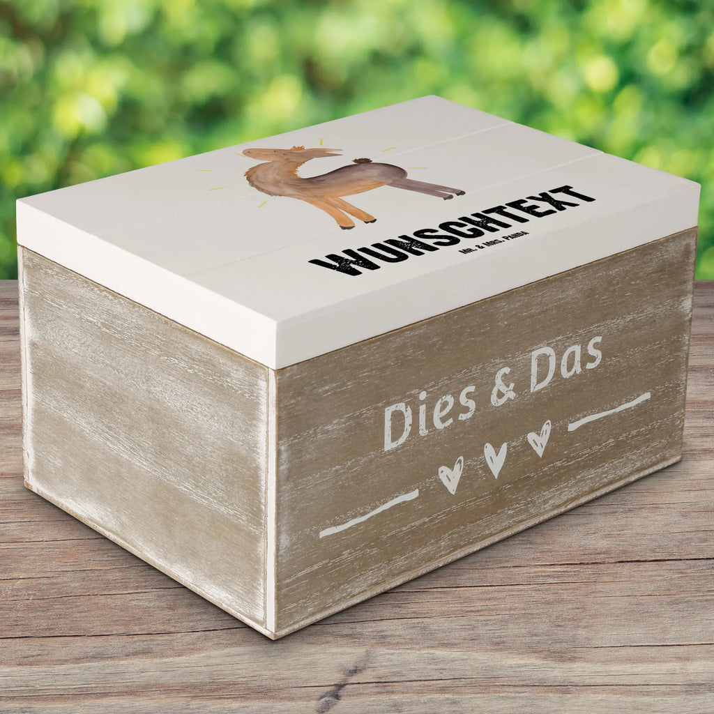 Personalisierte Holzkiste Lama Stolz Schatulle Personalisiert, Aufbewahrungsbox Personalisiert, Truhe Personalisiert, Aufbewahrungsbox mit Namen, Erinnerungskiste, Kiste Personalisiert, Kiste mit Namen, mit Namen, Dekokiste mit Namen, Dekokiste Personalisiert, Holzkiste Personalisiert, Schatzkiste mit Namen, Erinnerungskiste Personalisiert, Schatulle mit Namen, Geschenkbox personalisiert, Erinnerungsbox Personalisiert, Schatzkiste Personalisiert, Holzkiste mit Namen, Truhe mit Namen, GEschenkdose personalisiert, Erinnerungsbox mit Namen, Lama, Alpaka, stolz, Familie, Freundinnen, beste Freundin, Neustart, Lamas, Kumpel, Freundin, Hippie, Außenseiter, Family, Anders