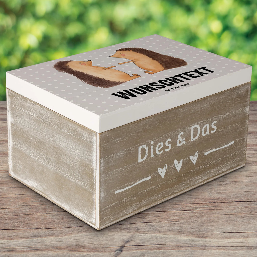 Personalisierte Holzkiste Igel Liebe Dekokiste mit Namen, Dekokiste Personalisiert, Geschenkbox personalisiert, Schatulle mit Namen, Erinnerungsbox mit Namen, Schatzkiste Personalisiert, Holzkiste Personalisiert, Truhe mit Namen, Erinnerungskiste Personalisiert, mit Namen, Erinnerungsbox Personalisiert, Schatulle Personalisiert, Aufbewahrungsbox mit Namen, Truhe Personalisiert, Erinnerungskiste, GEschenkdose personalisiert, Aufbewahrungsbox Personalisiert, Schatzkiste mit Namen, Holzkiste mit Namen, Kiste Personalisiert, Kiste mit Namen, Liebe, Partner, Freund, Freundin, Ehemann, Ehefrau, Heiraten, Verlobung, Heiratsantrag, Liebesgeschenk, Jahrestag, Hocheitstag, Liebesbeweis, Hochzeit, Verlobt, Verheiratet, Hochzeitstag, Igel, Geschenk, Verliebt