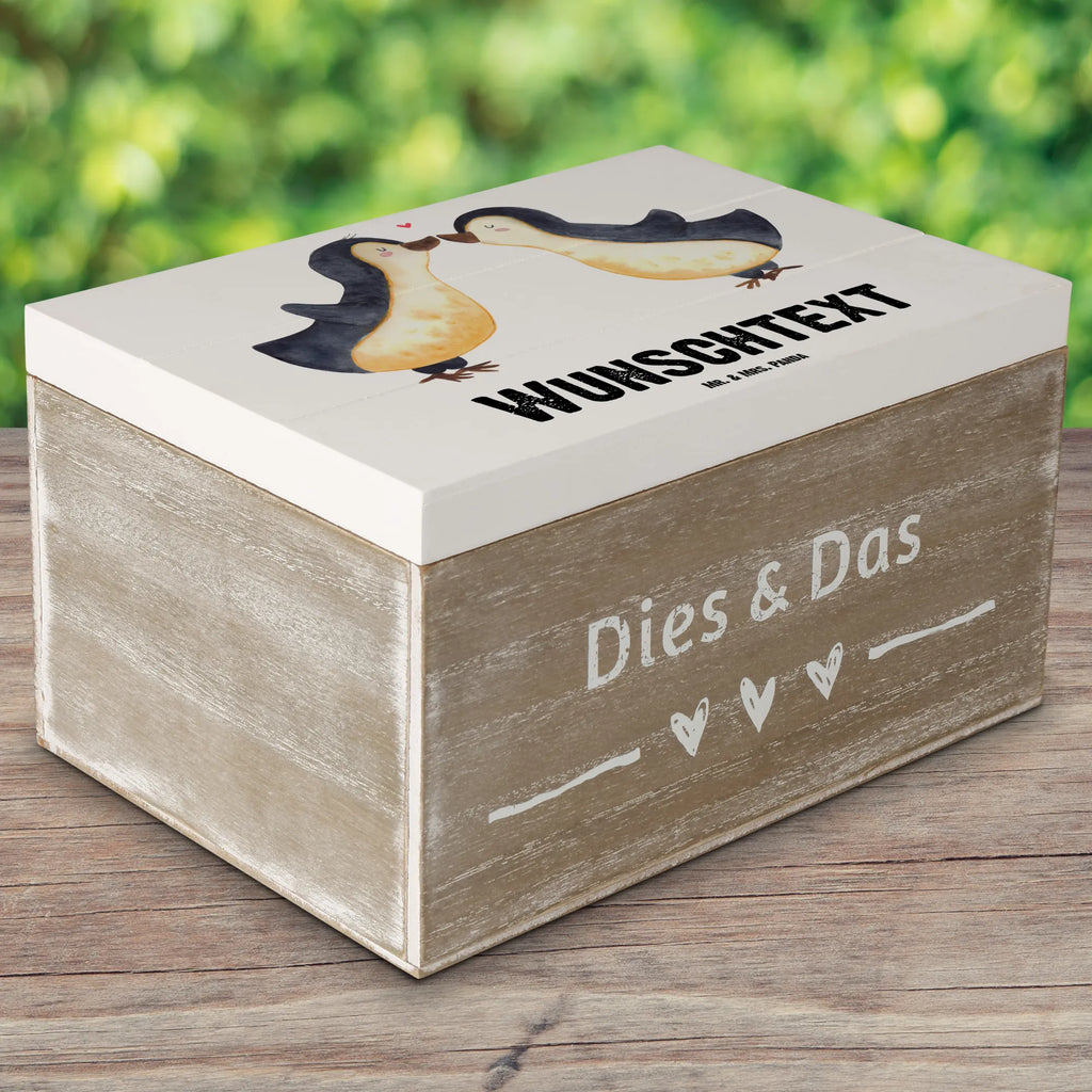 Personalisierte Holzkiste Pinguin Liebe Holzkiste mit Namen, Dekokiste Personalisiert, Aufbewahrungsbox mit Namen, Holzkiste Personalisiert, Erinnerungsbox Personalisiert, Schatulle Personalisiert, Kiste Personalisiert, GEschenkdose personalisiert, Schatzkiste mit Namen, Aufbewahrungsbox Personalisiert, Erinnerungskiste Personalisiert, Dekokiste mit Namen, Erinnerungskiste, Truhe Personalisiert, Kiste mit Namen, Erinnerungsbox mit Namen, Schatzkiste Personalisiert, Geschenkbox personalisiert, Truhe mit Namen, mit Namen, Schatulle mit Namen, Liebe, Partner, Freund, Freundin, Ehemann, Ehefrau, Heiraten, Verlobung, Heiratsantrag, Liebesgeschenk, Jahrestag, Hocheitstag, Geschenk Hochzeitstag, Pinguin, Hochzeitstag, Verlobter, Verlobte, Pinguinpaar, Pinguin Paar, Geschenkidee, Love, Liebesspruch, Hochzeit, Geschenk Freundin, Pinguine, Paar, Geschenk Freund, Liebesbeweis, Gastgeschenk, Pärchen. Liebespaar, Pinguin Liebe