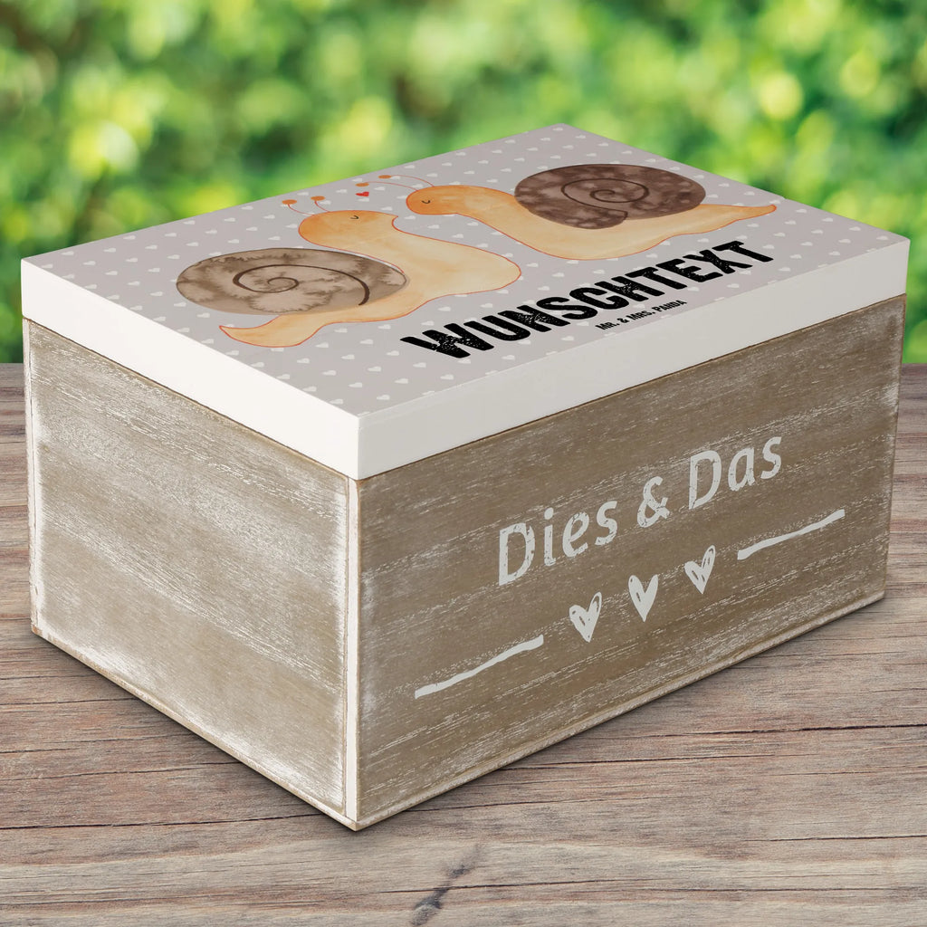 Personalisierte Holzkiste Schnecken Liebe Schatulle mit Namen, Dekokiste Personalisiert, Schatzkiste mit Namen, Erinnerungskiste, Holzkiste Personalisiert, Truhe mit Namen, mit Namen, Dekokiste mit Namen, Erinnerungskiste Personalisiert, Schatzkiste Personalisiert, Schatulle Personalisiert, GEschenkdose personalisiert, Aufbewahrungsbox mit Namen, Truhe Personalisiert, Holzkiste mit Namen, Kiste mit Namen, Geschenkbox personalisiert, Erinnerungsbox Personalisiert, Kiste Personalisiert, Aufbewahrungsbox Personalisiert, Erinnerungsbox mit Namen, Liebe, Partner, Freund, Freundin, Ehemann, Ehefrau, Heiraten, Verlobung, Heiratsantrag, Liebesgeschenk, Jahrestag, Hocheitstag